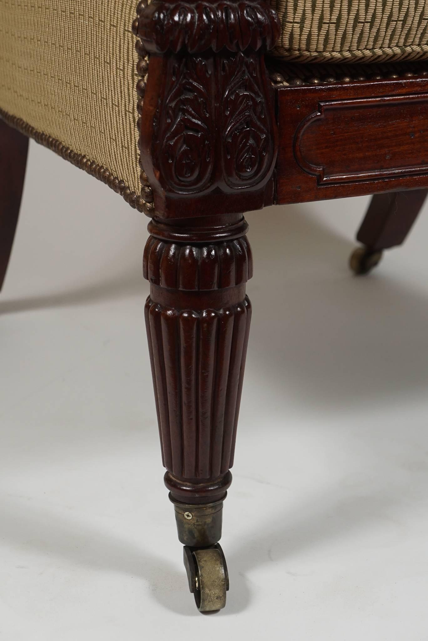 XIXe siècle Bergère ou fauteuil en acajou de style Régence anglaise George III, datant d'environ 1815 en vente