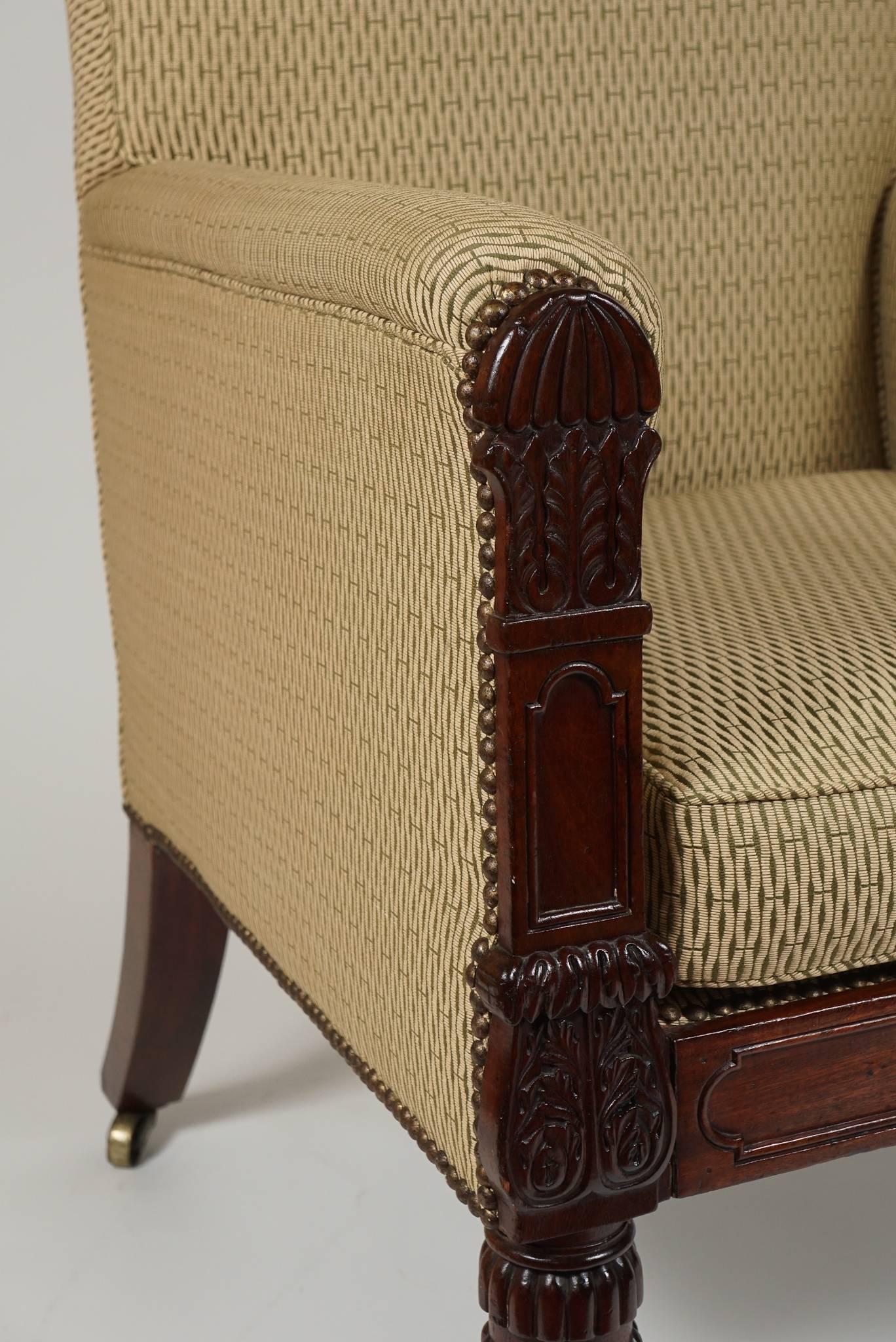 Laiton Bergère ou fauteuil en acajou de style Régence anglaise George III, datant d'environ 1815 en vente