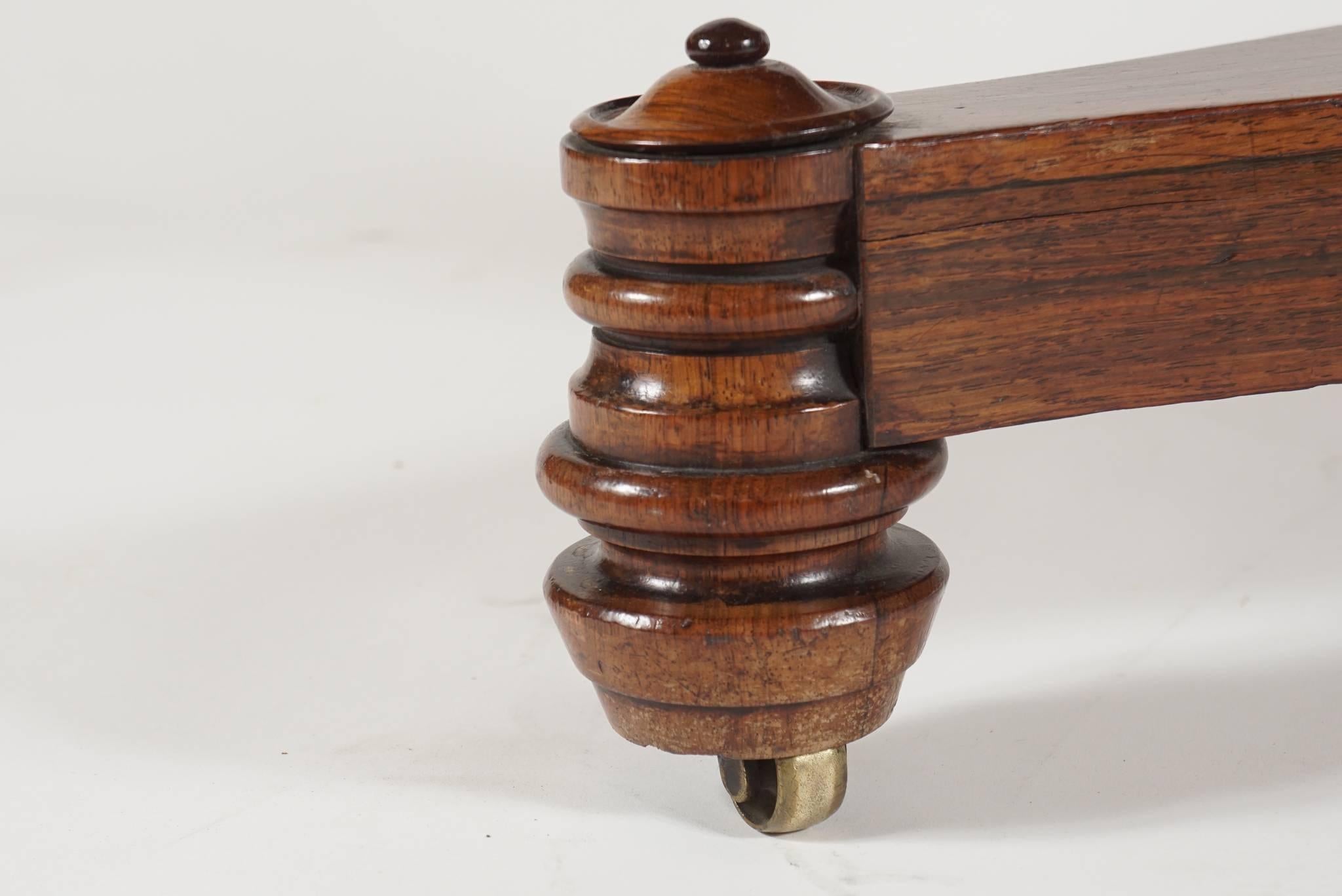 William IV Rosewood Center Table by T & G Seddon, England, circa 1835 In Excellent Condition In Kinderhook, NY