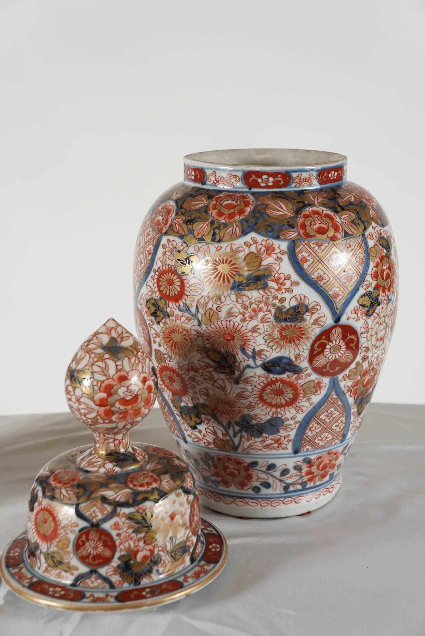 Pair of Edo Style Imari Porcelain Covered Jars, Japan, circa 1880 5