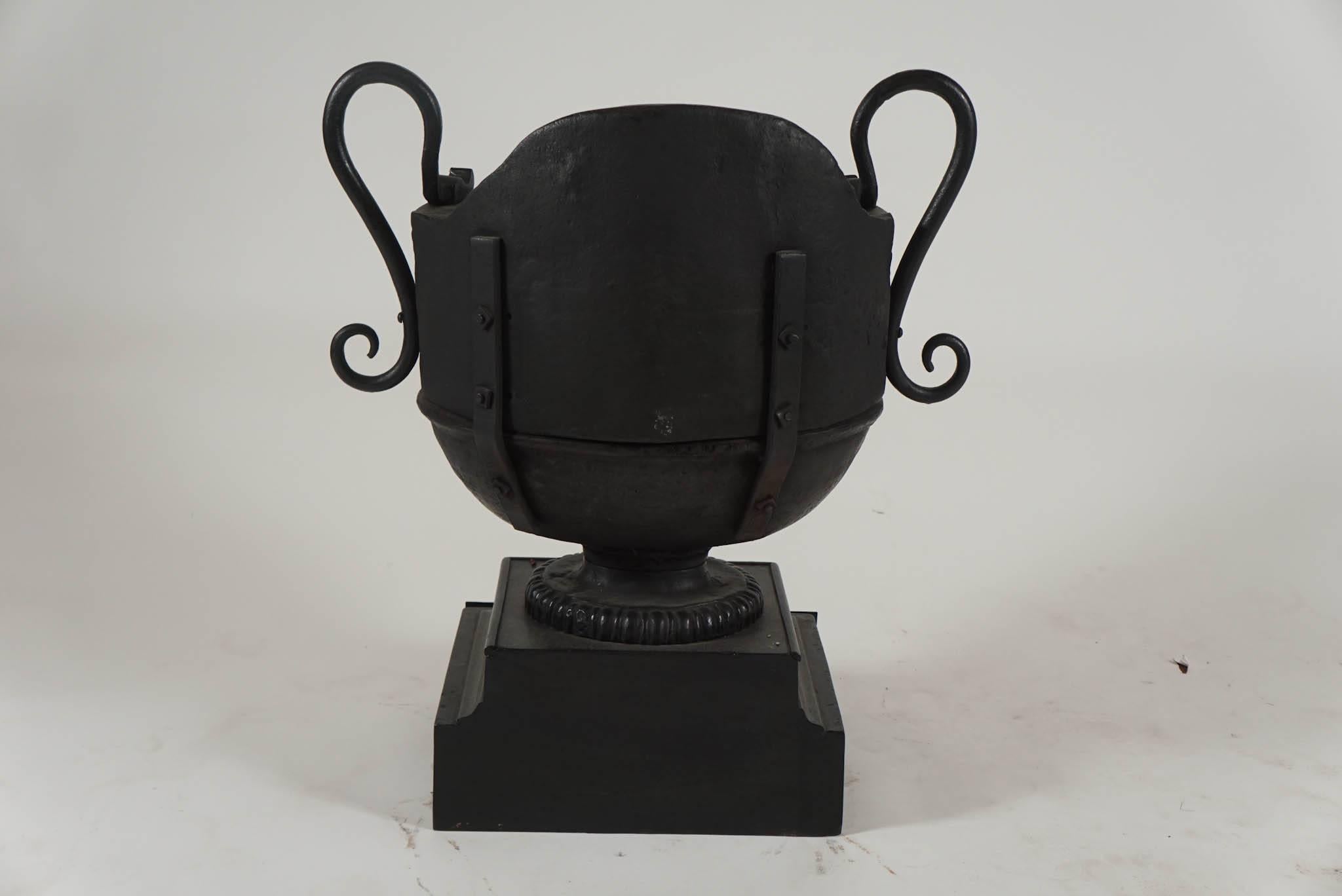 Englischer Kamin-Urnenrost oder Korb aus Eisen im Regency-Stil (19. Jahrhundert) im Angebot