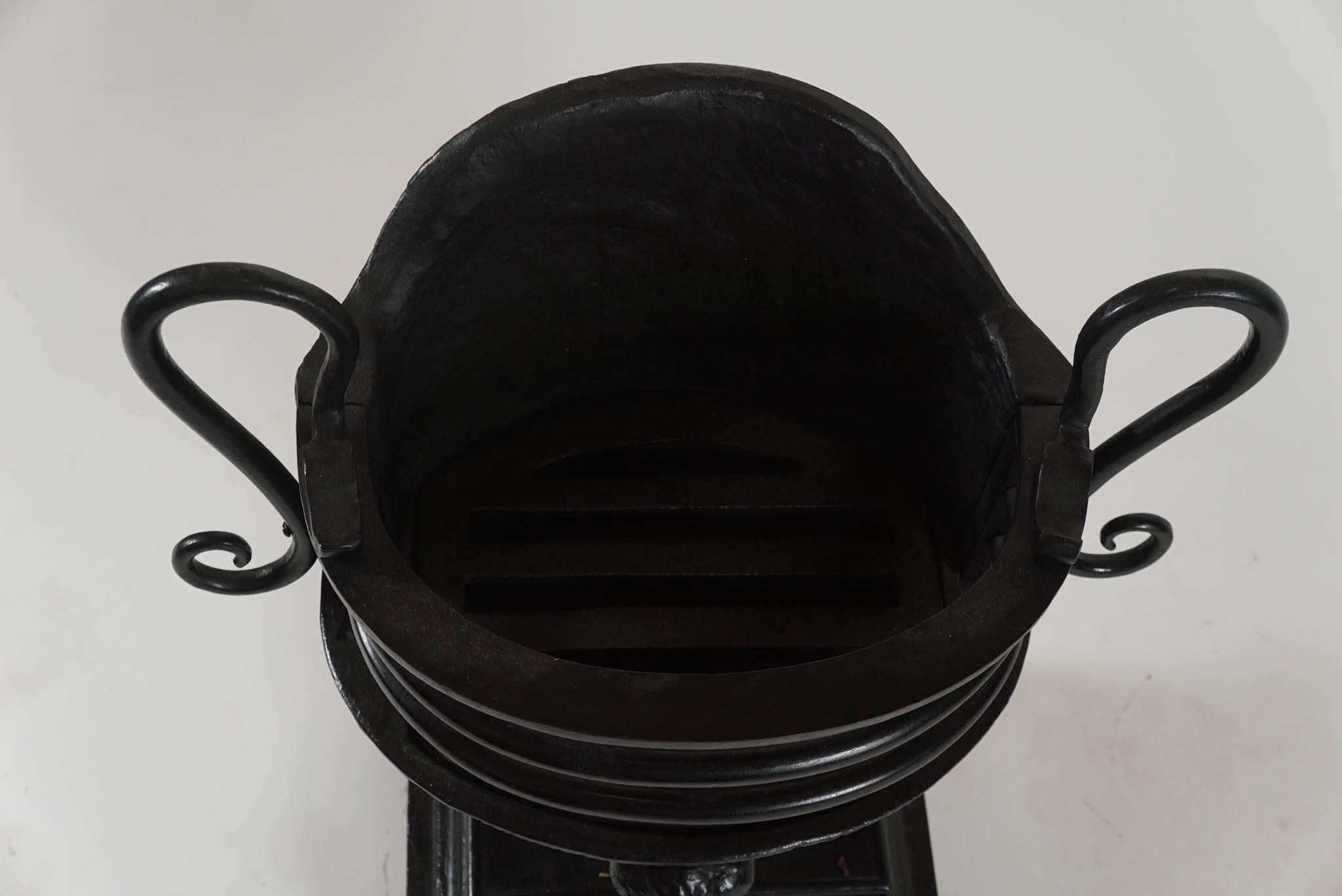 XIXe siècle Grille ou panier pour urne de cheminée en fer de style Régence anglaise en vente