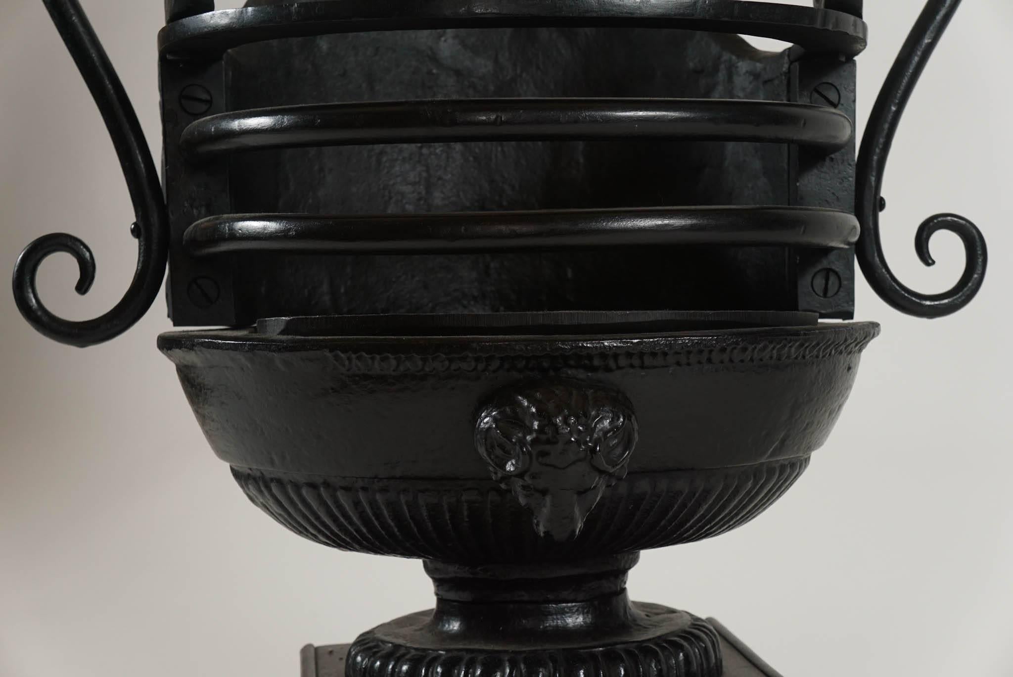 Fer Grille ou panier pour urne de cheminée en fer de style Régence anglaise en vente