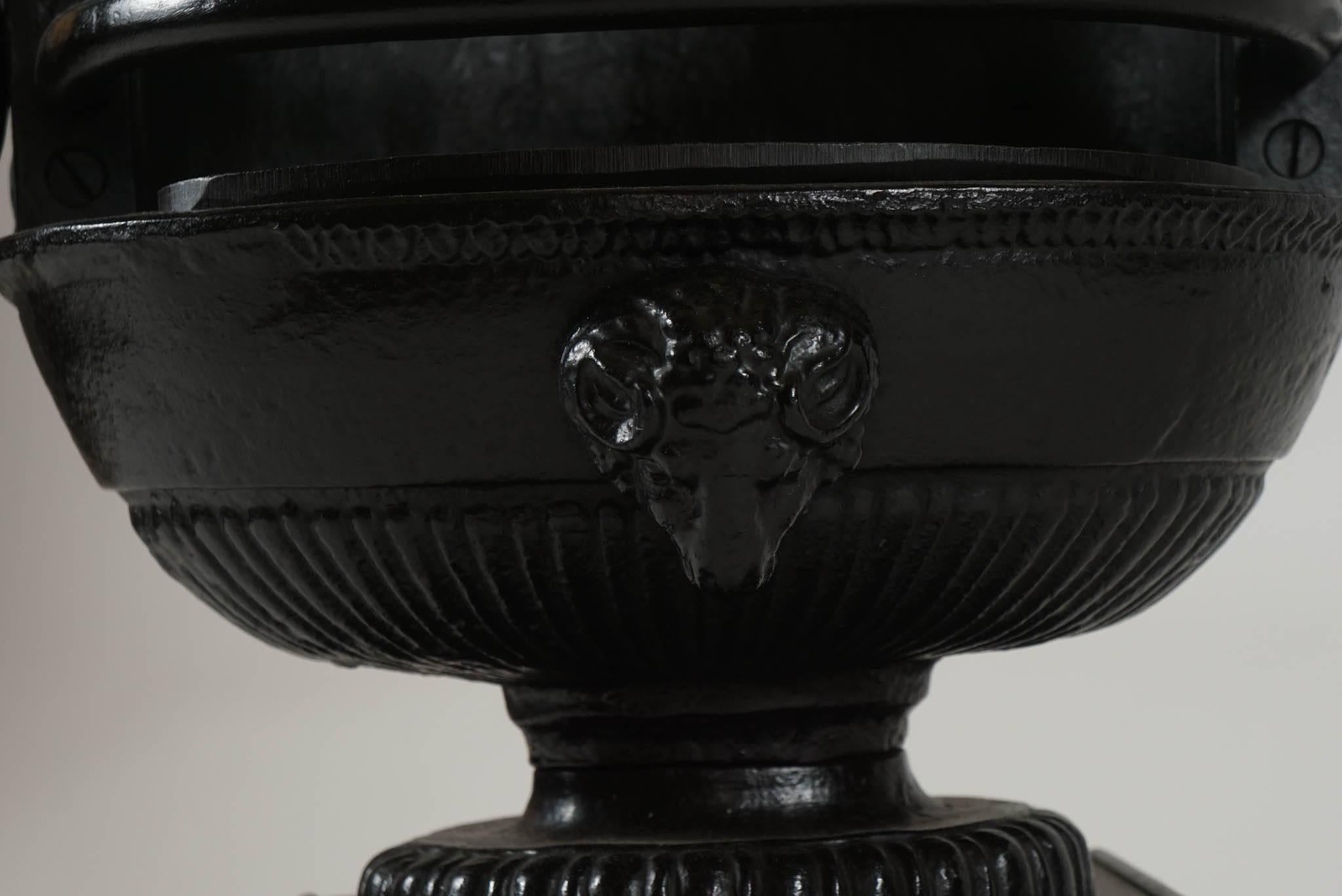 Grille ou panier pour urne de cheminée en fer de style Régence anglaise en vente 3