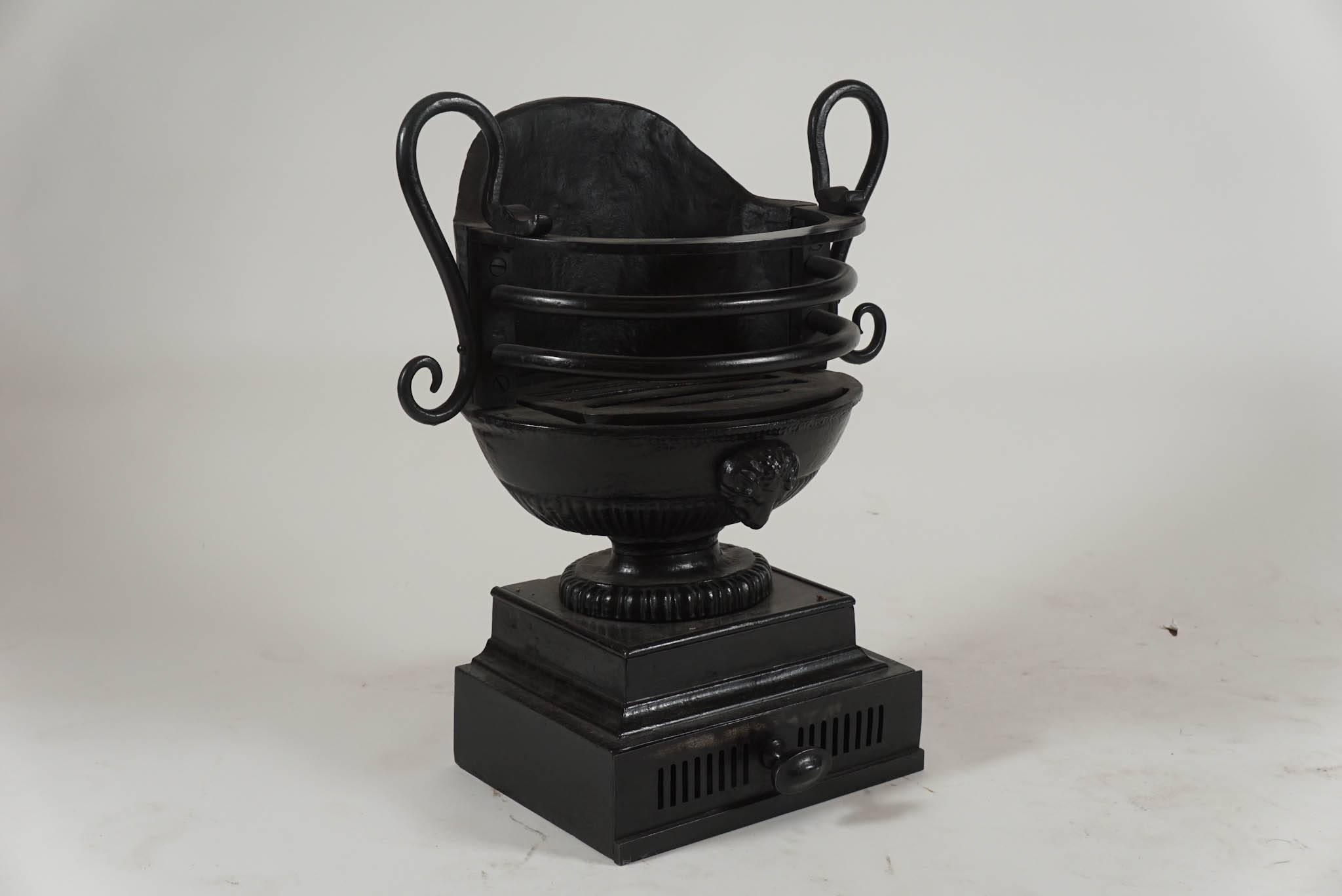 Grille ou panier pour urne de cheminée en fer de style Régence anglaise en vente 4