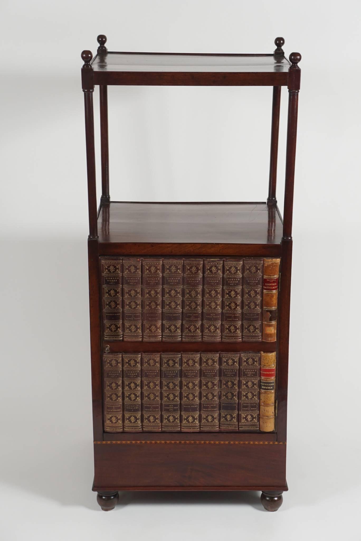 English Regency Period Mahogany Étagère or Library Stand, circa 1815 In Good Condition For Sale In Kinderhook, NY