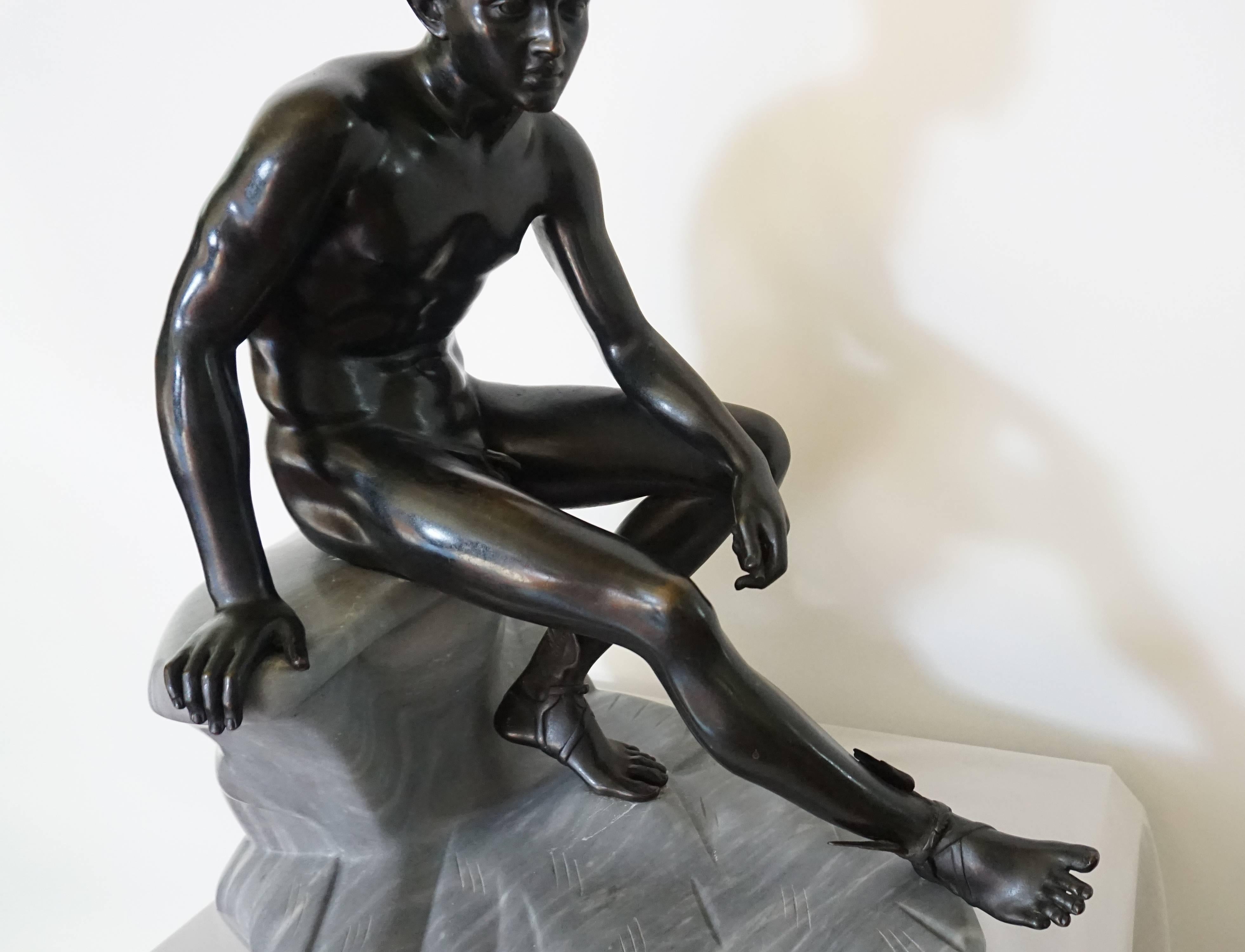 Intagliato a mano Scultura Grand Tour in bronzo e marmo di Ermes seduto o Mercurio in vendita