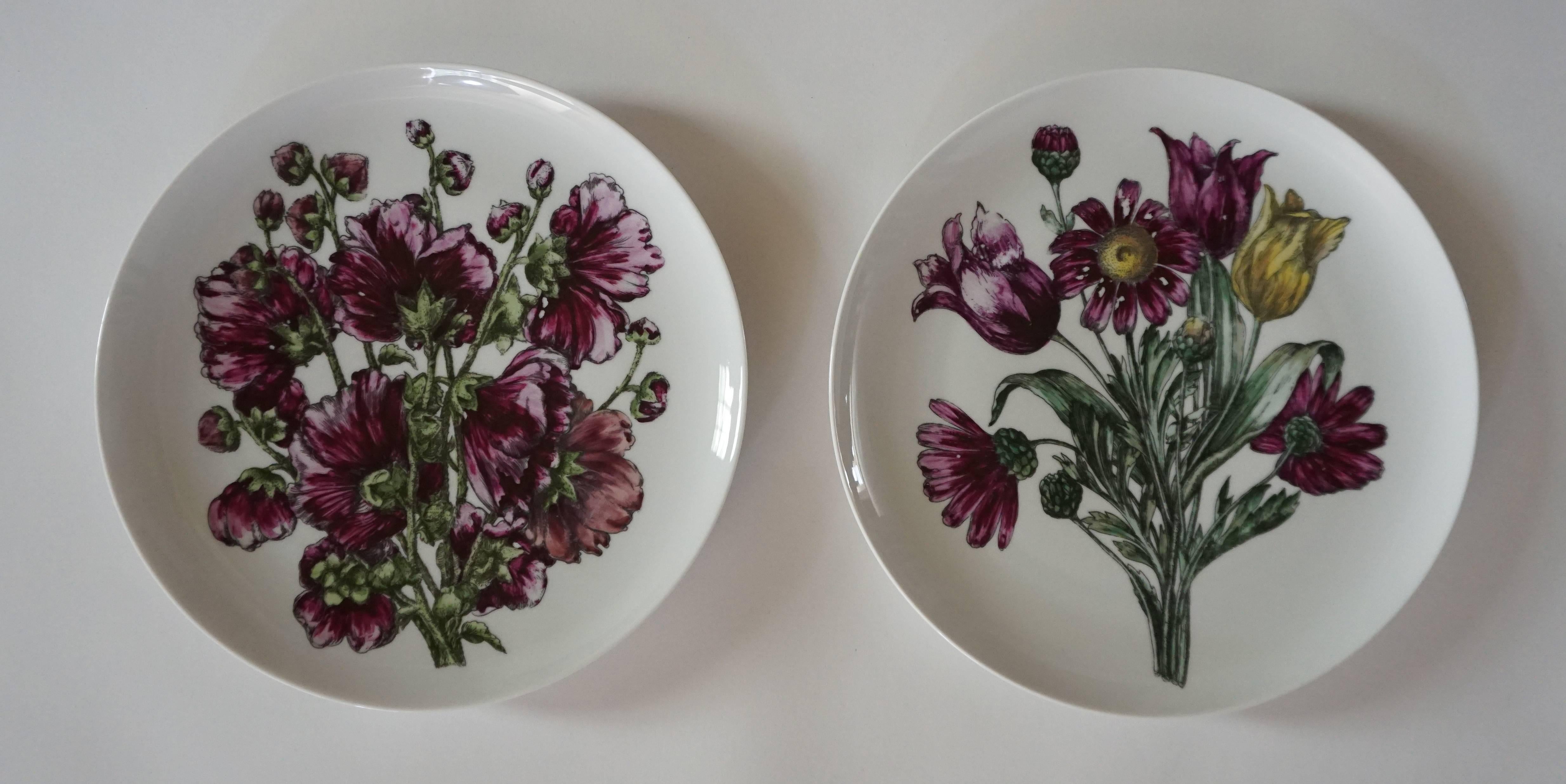 Set von zwölf Porzellantellern mit „Fiori“-Muster von Fornasetti Milano, um 1965 im Zustand „Gut“ im Angebot in Kinderhook, NY