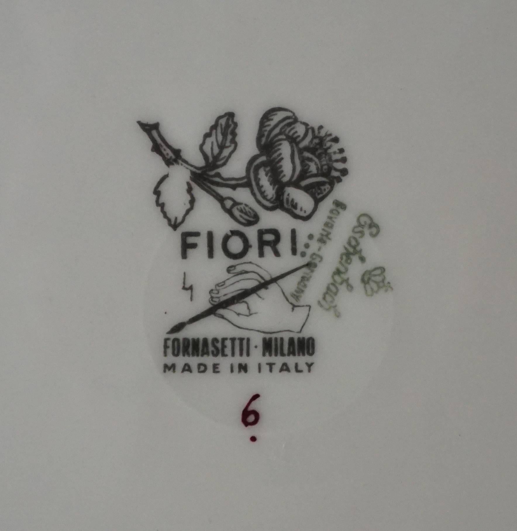 Set von zwölf Porzellantellern mit „Fiori“-Muster von Fornasetti Milano, um 1965 (Mitte des 20. Jahrhunderts) im Angebot