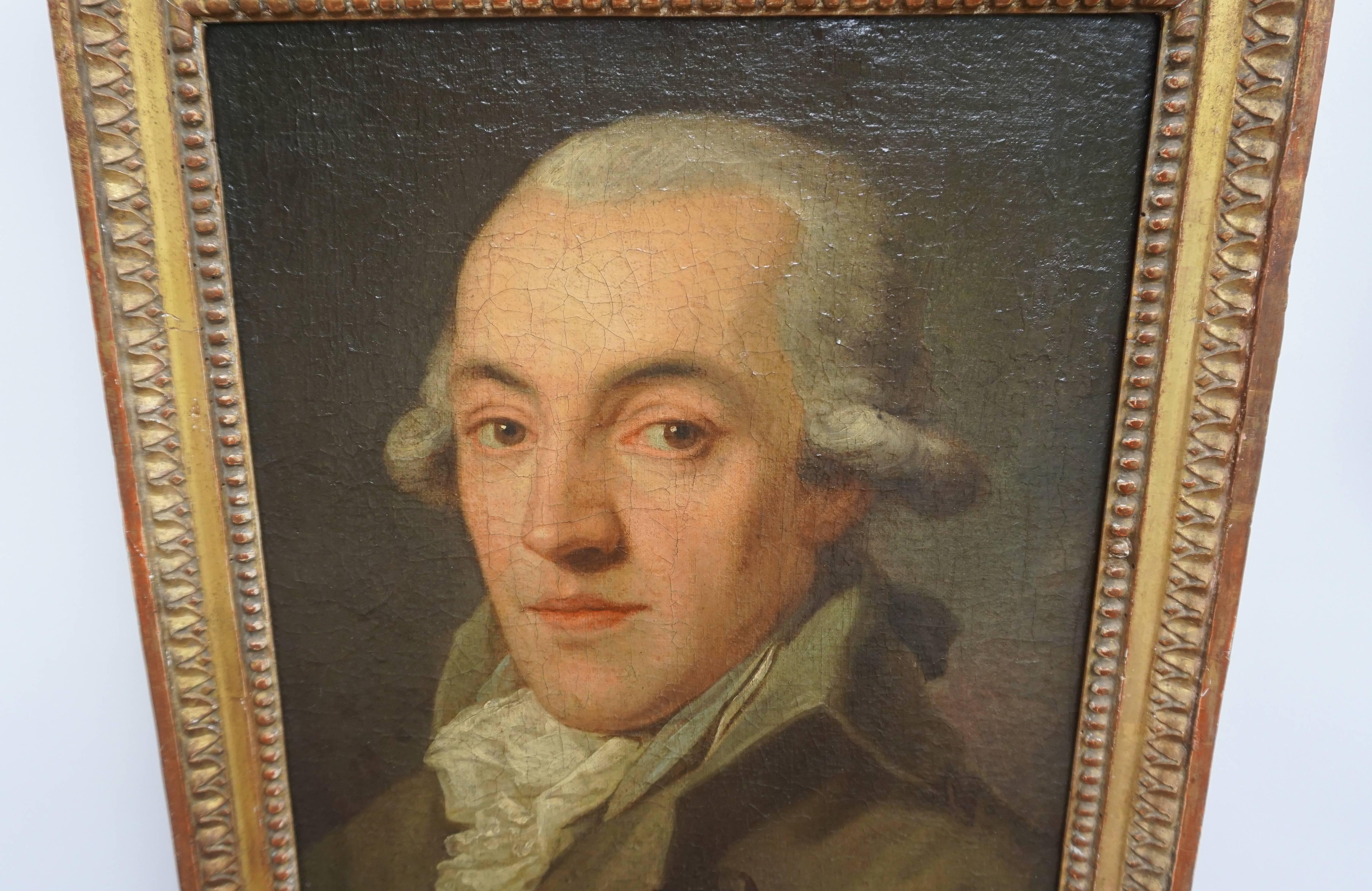 Une peinture à l'huile sur toile de belle qualité, datant de 1780, représentant un gentleman en perruque poudrée, manteau, gilet et chemise à jabot, dans un cadre d'époque en bois doré à motifs de perles et de languettes d'agneau. Timbre de