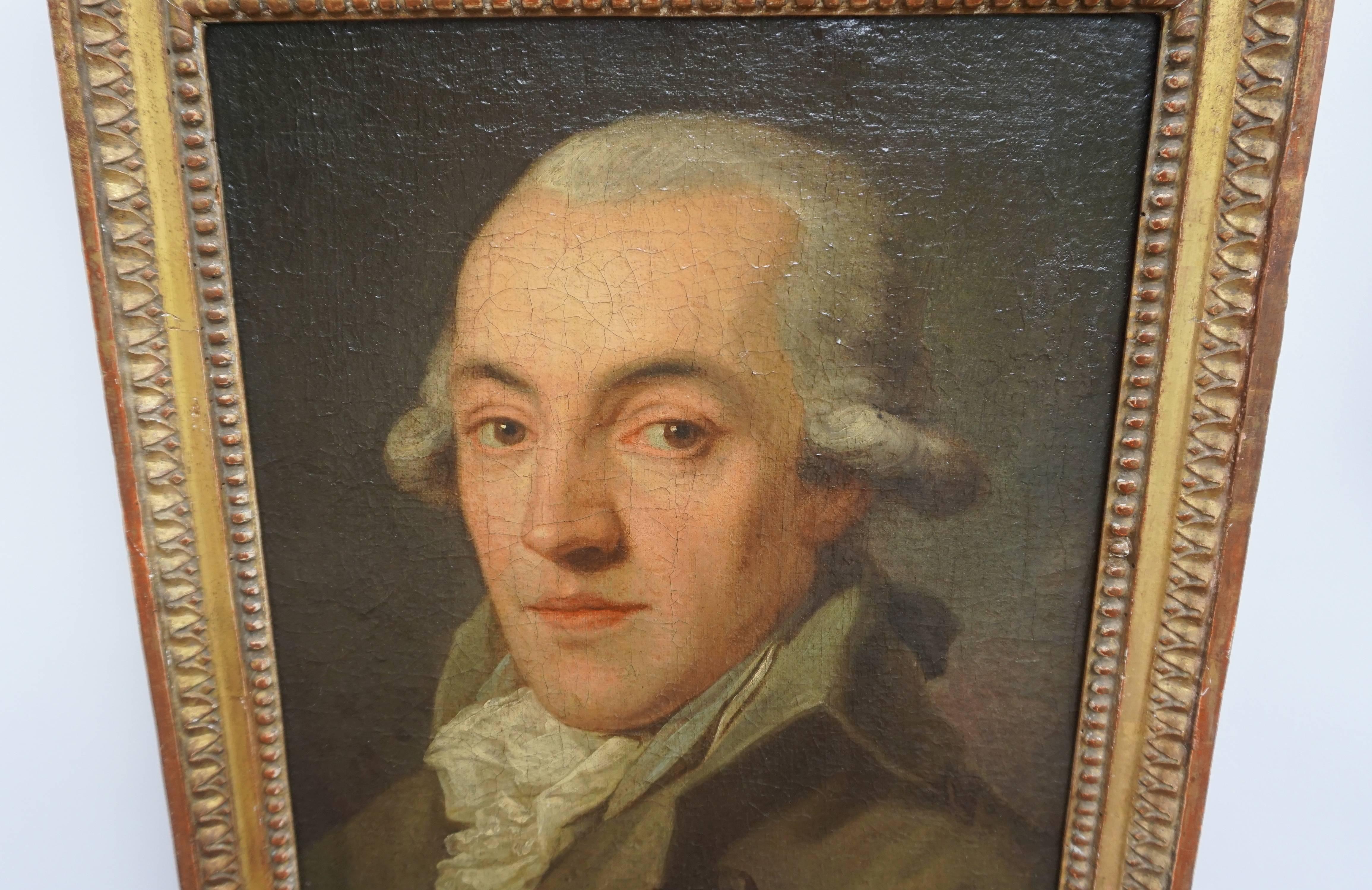 Ritratto a olio su tela di ottima qualità del 1780 circa, raffigurante un gentiluomo con parrucca incipriata, cappotto, panciotto e camicia a balze, inserito in una cornice d'epoca in legno dorato con perline e lingua d'agnello. Timbro di collezione