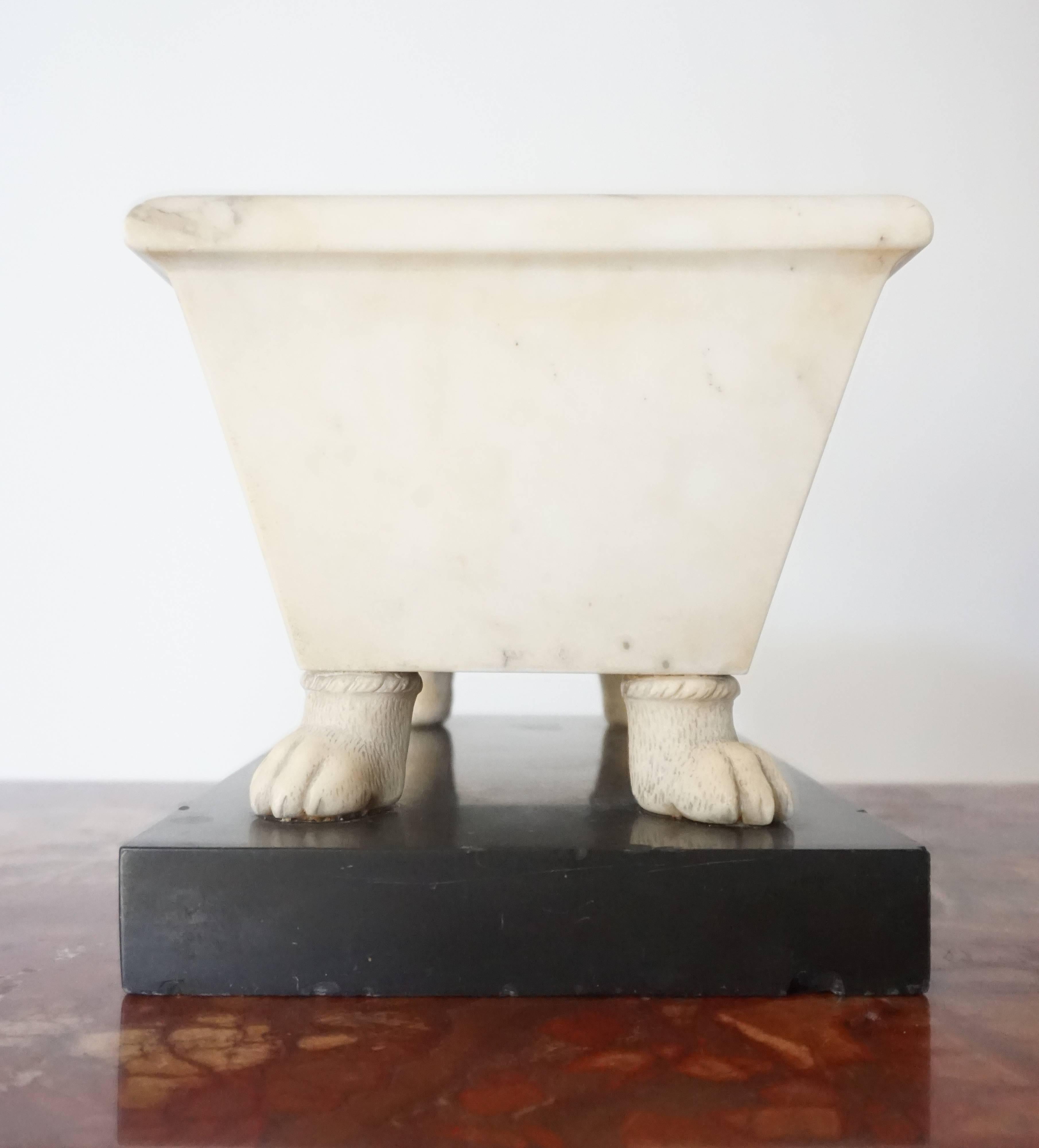 Grand Tour Carved Marble Model of a Lavacrum or Bath, circa 1820 In Good Condition In Kinderhook, NY