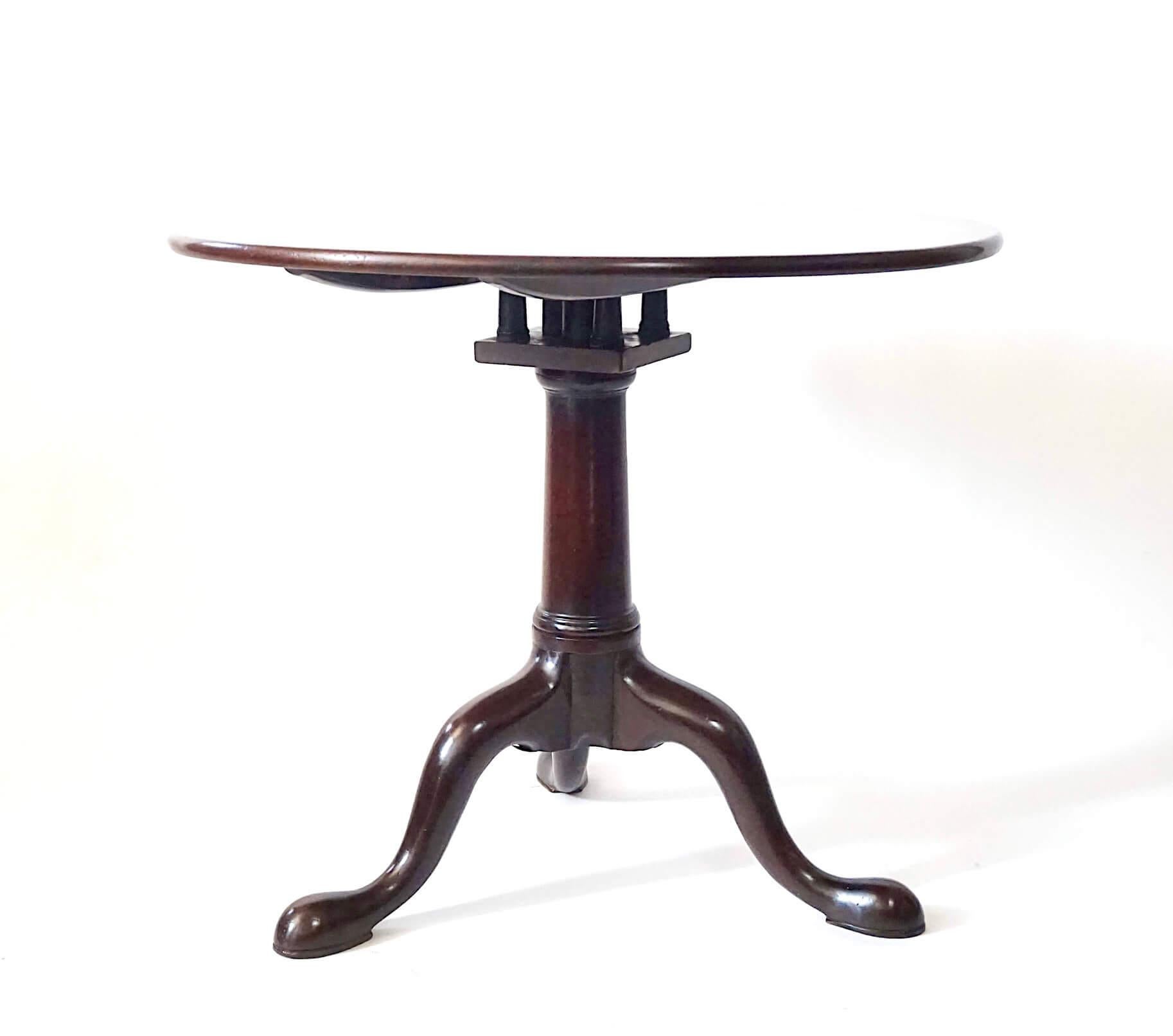 English George II Solid Mahogany 'Pillar and Claw' Tilt-Top Table, circa 1740 In Good Condition For Sale In Kinderhook, NY