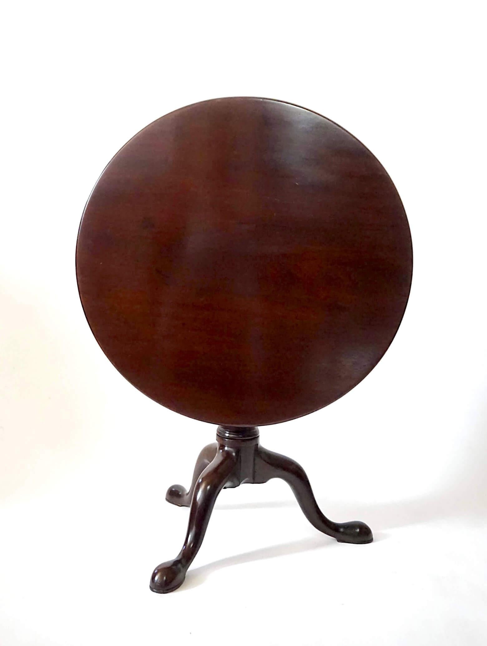 Hand-Carved English George II Solid Mahogany 'Pillar and Claw' Tilt-Top Table, circa 1740 For Sale