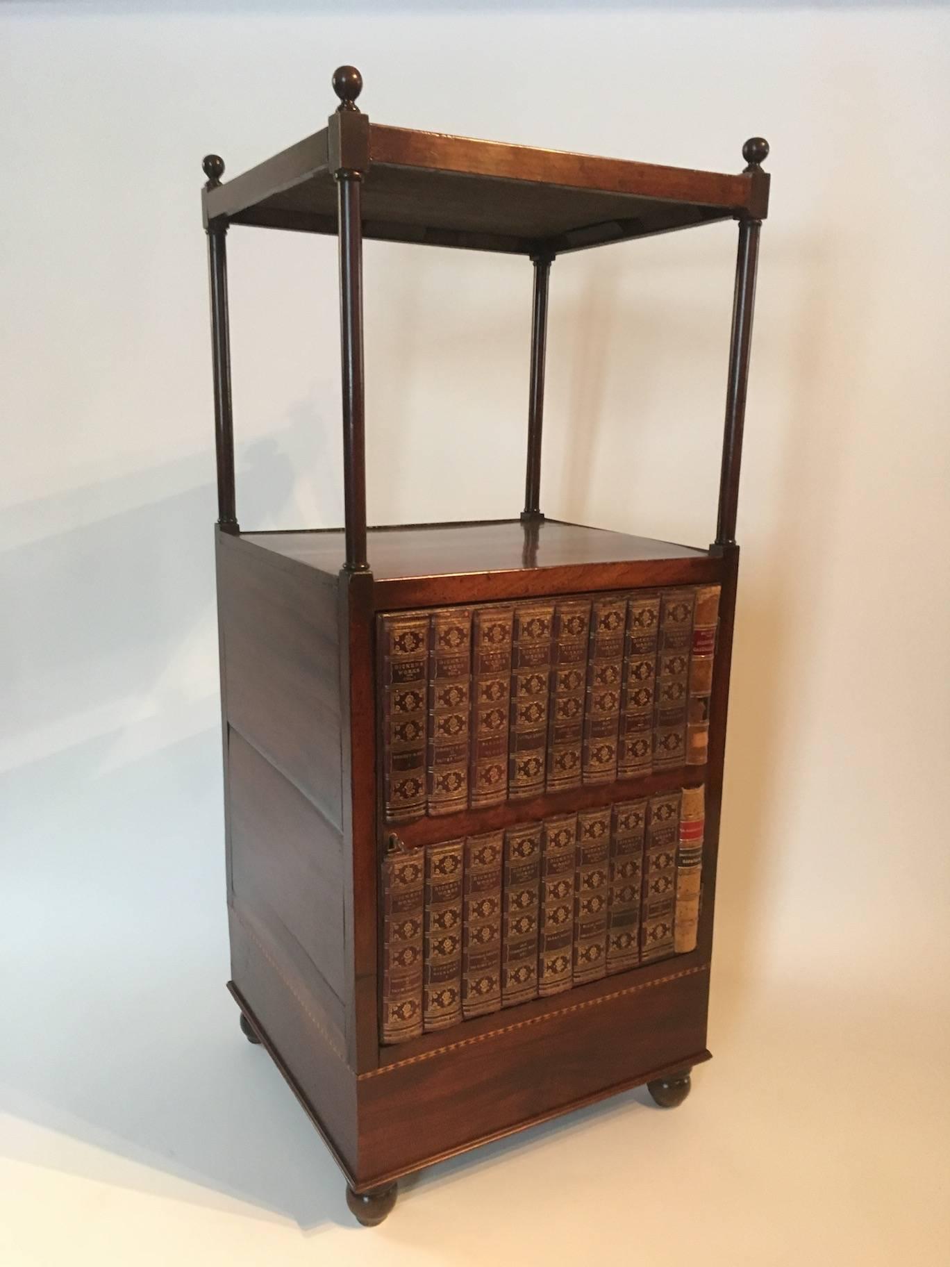 Étagère ou meuble de bibliothèque en acajou de la période English Regency, vers 1815 en vente 3
