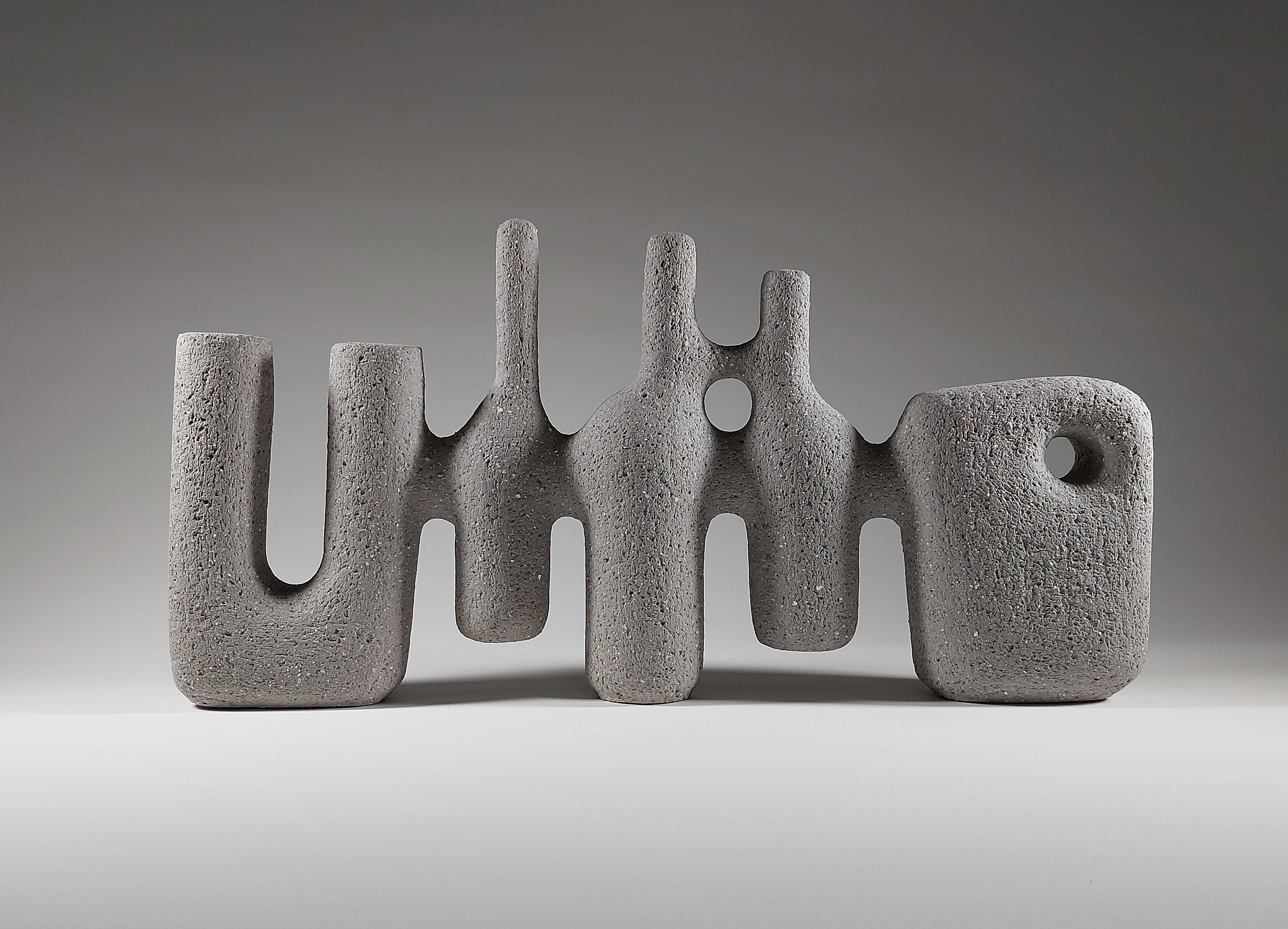 Echo Form No. 2 - Scultura in gres grigio arrotolata a mano di Rachel Peters.

Echo Form No. 2 è una scultura in ceramica realizzata a mano con argilla grigia grossolana e con il metodo tradizionale dell'arrotolamento. Il secondo di una serie che