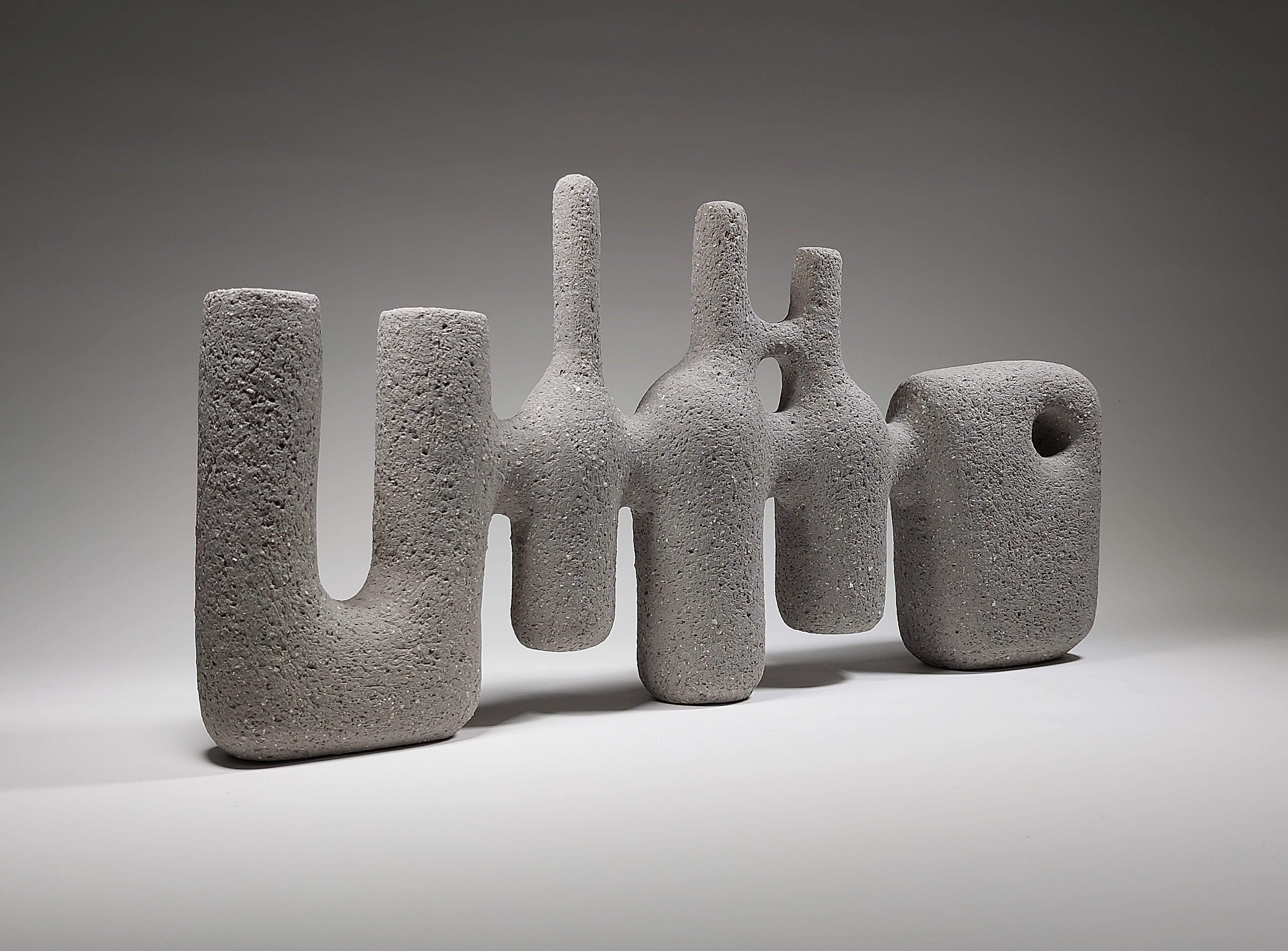 Moderno Echo Form No. 2 di Rachel Peters, Regno Unito, Scultura astratta in ceramica grigia - In magazzino in vendita