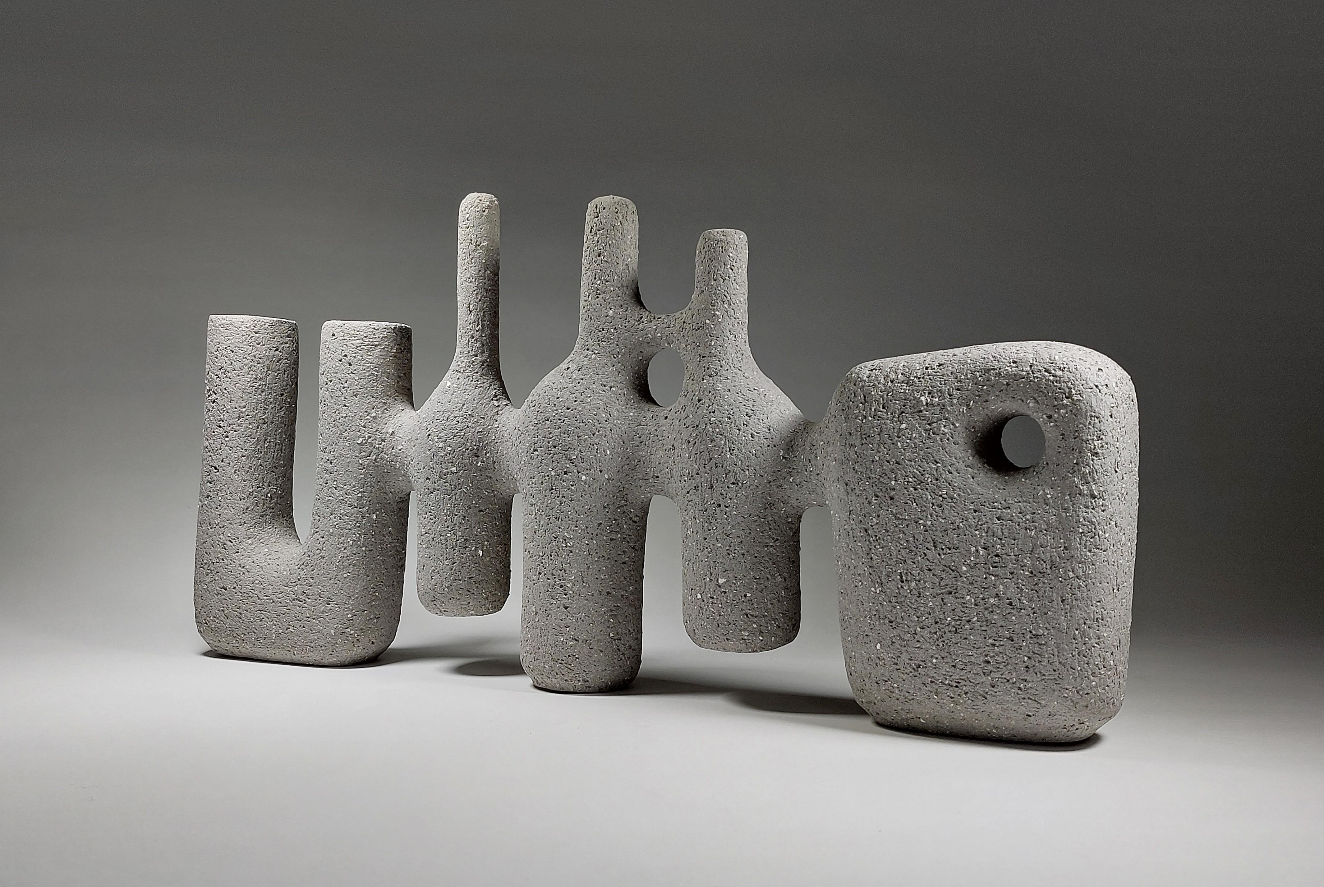 Britannico Echo Form No. 2 di Rachel Peters, Regno Unito, Scultura astratta in ceramica grigia - In magazzino in vendita
