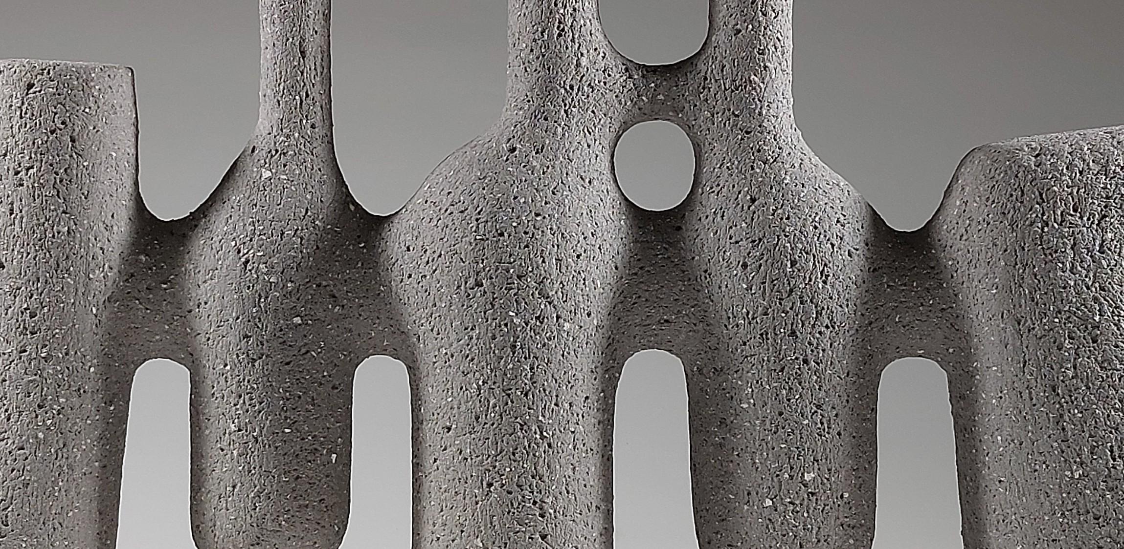 Fatto a mano Echo Form No. 2 di Rachel Peters, Regno Unito, Scultura astratta in ceramica grigia - In magazzino in vendita