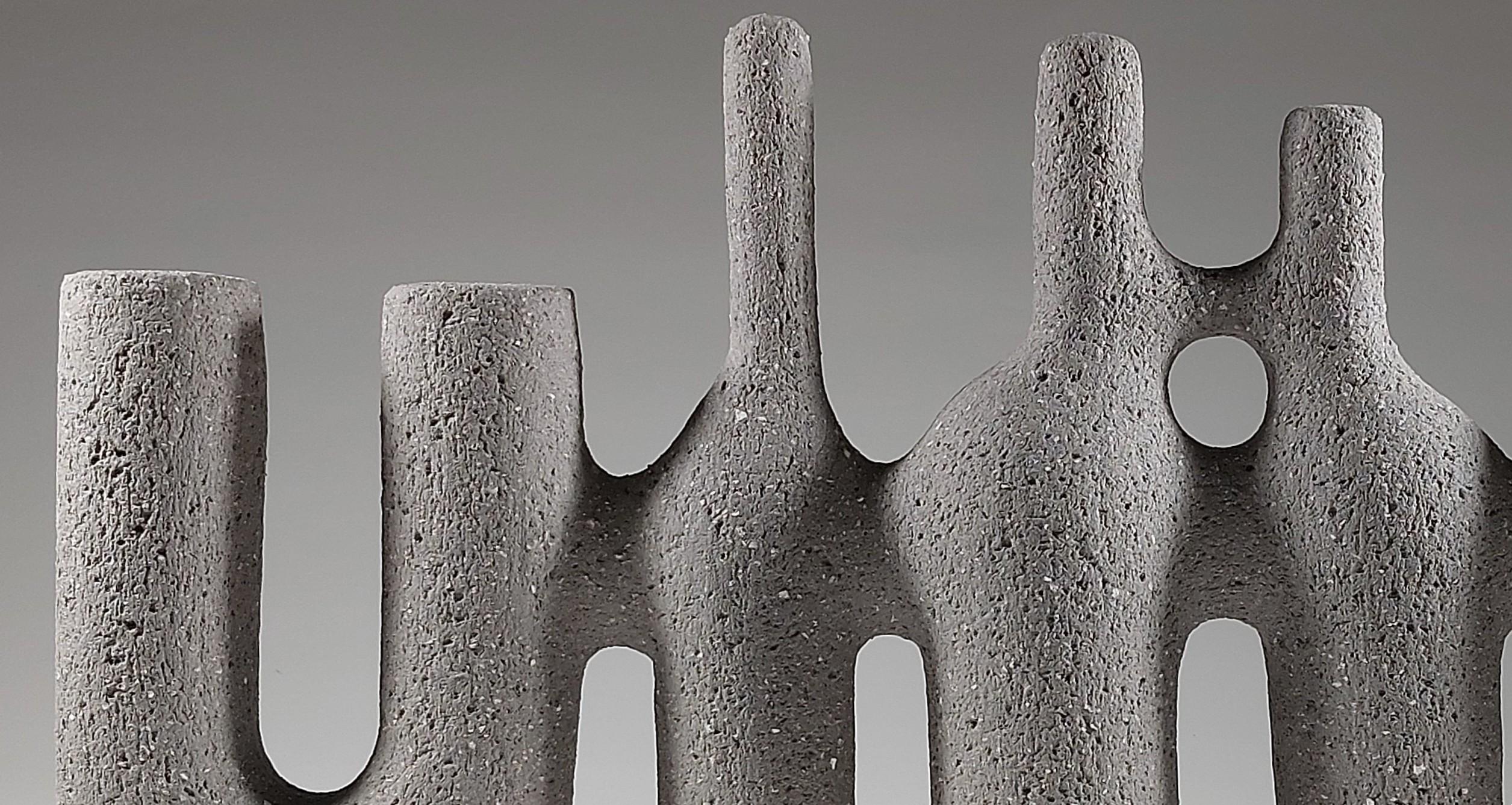 Echo Form No. 2 di Rachel Peters, Regno Unito, Scultura astratta in ceramica grigia - In magazzino In condizioni Nuovo in vendita a Wirral, GB