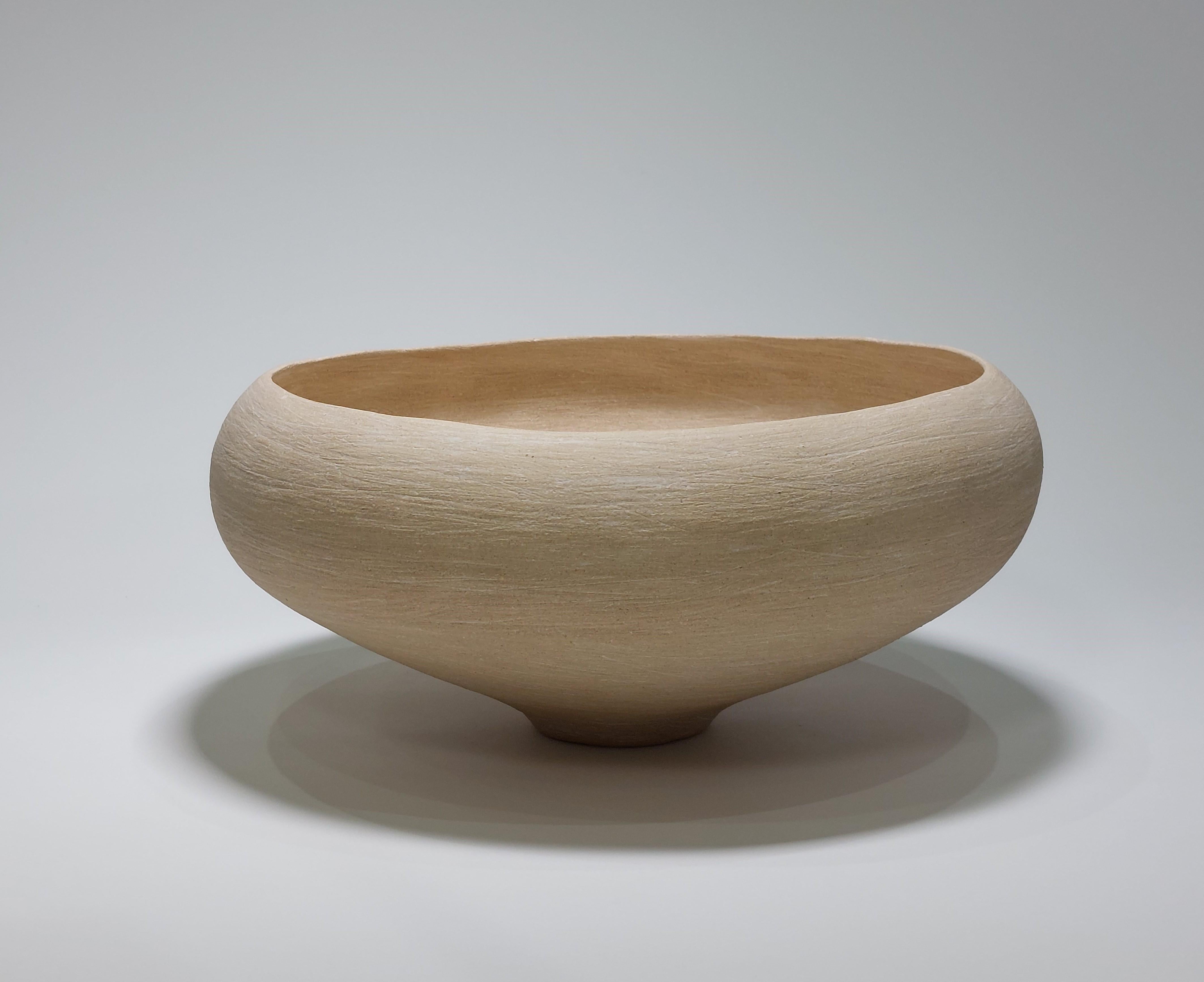 Ciotola in ceramica con rivestimento bianco di Rachel Peters, Regno Unito, In magazzino.

Questa ciotola in ceramica, lavorata a mano, è realizzata in gres smerigliato e rifinita con una morbida barbottina bianca, che è stata accuratamente lavata