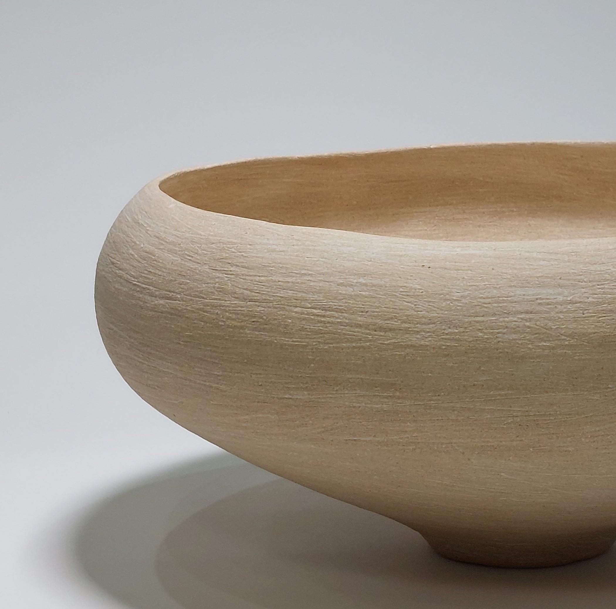 Fatto a mano Ciotola in ceramica in gres Buff con rivestimento bianco di Rachel Peters, Regno Unito, In magazzino in vendita