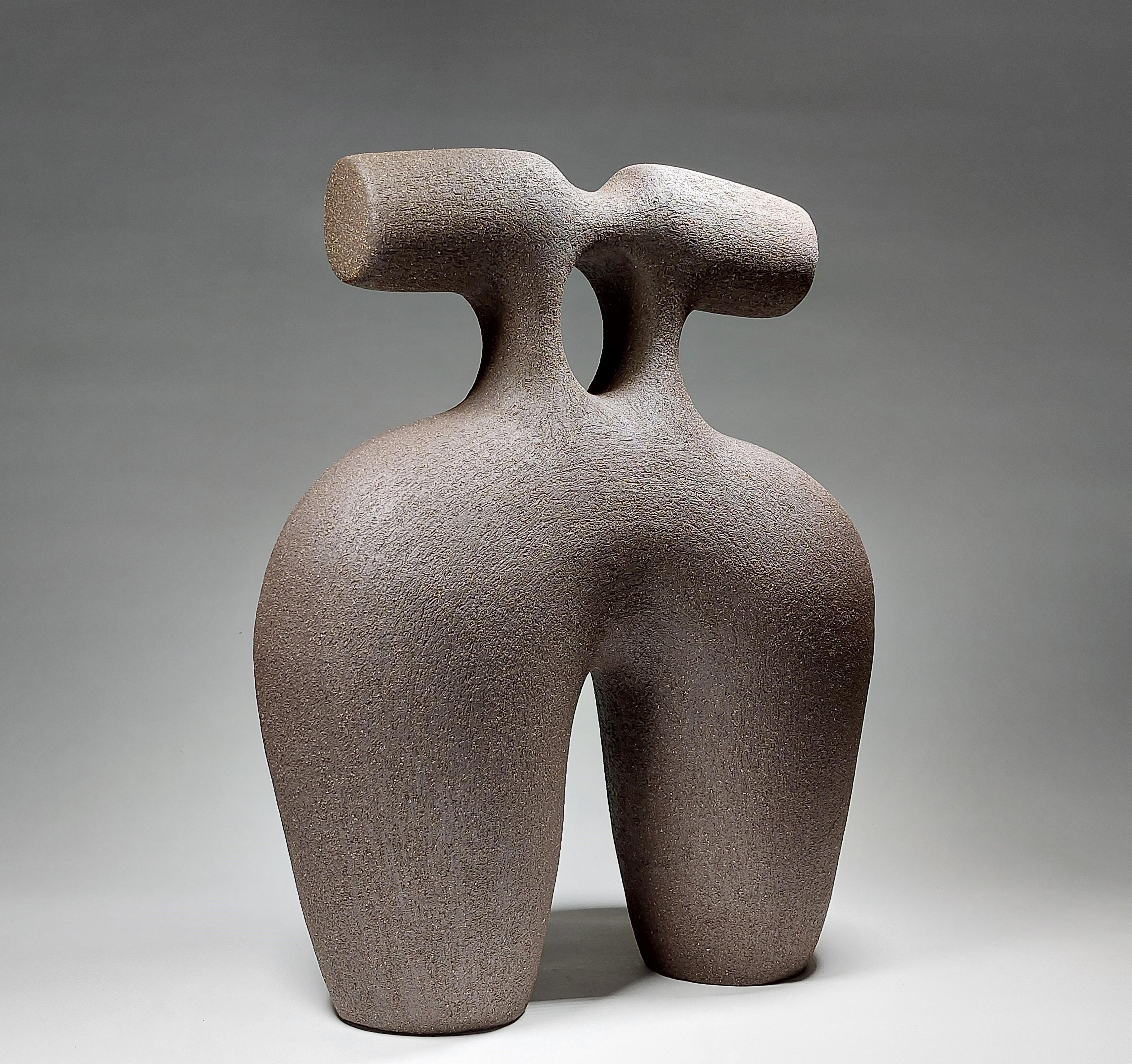 Il bacio - Scultura in ceramica in gres nero di Rachel Peters, Regno Unito, In magazzino.

Il Bacio è una scultura in ceramica di Rachel Peters, realizzata a mano in gres nero dalla consistenza ricca. L'opera si erge da due gambe a terra in un corpo