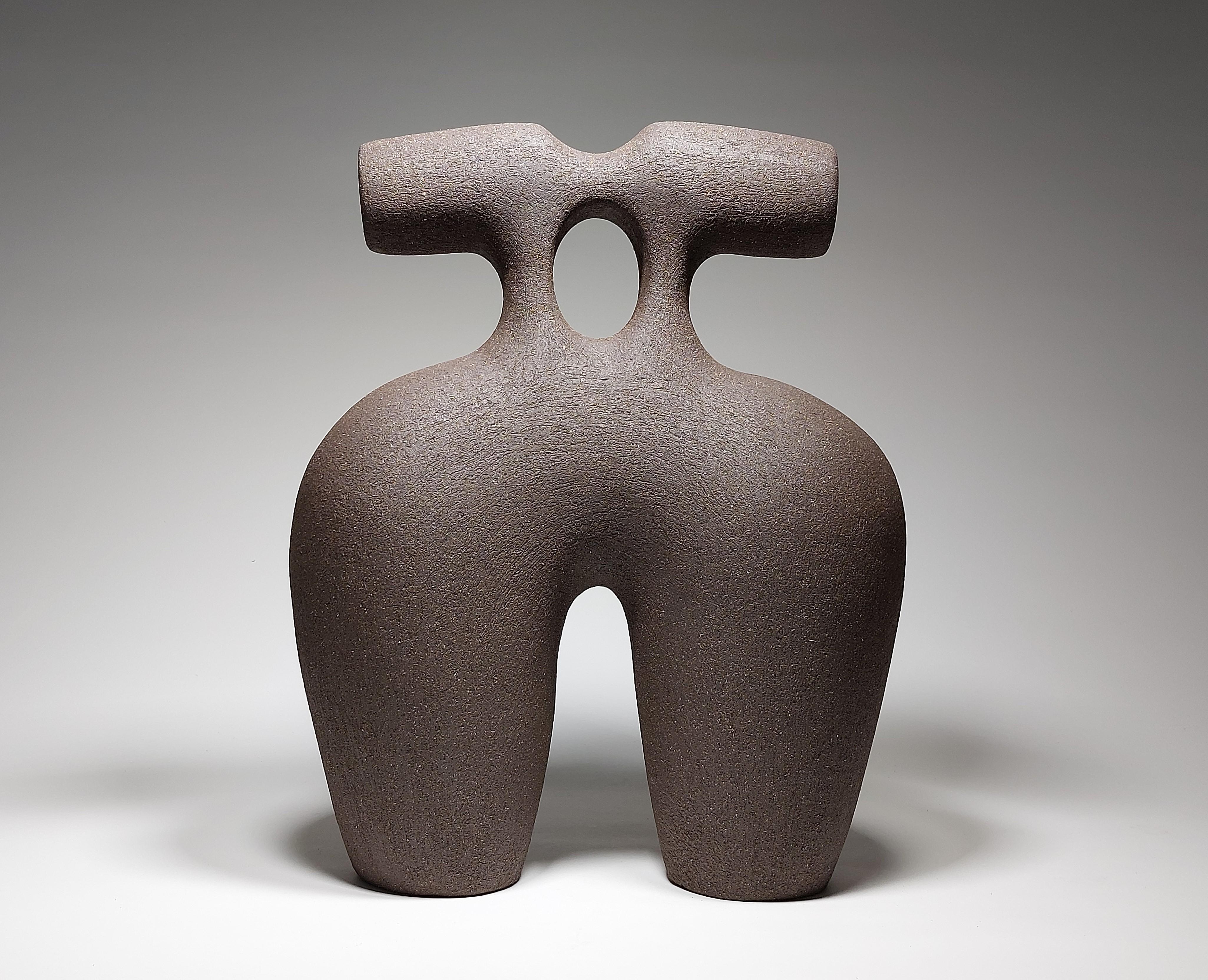 Moderno Il bacio - Scultura in ceramica in gres nero di Rachel Peters, Regno Unito, In magazzino in vendita