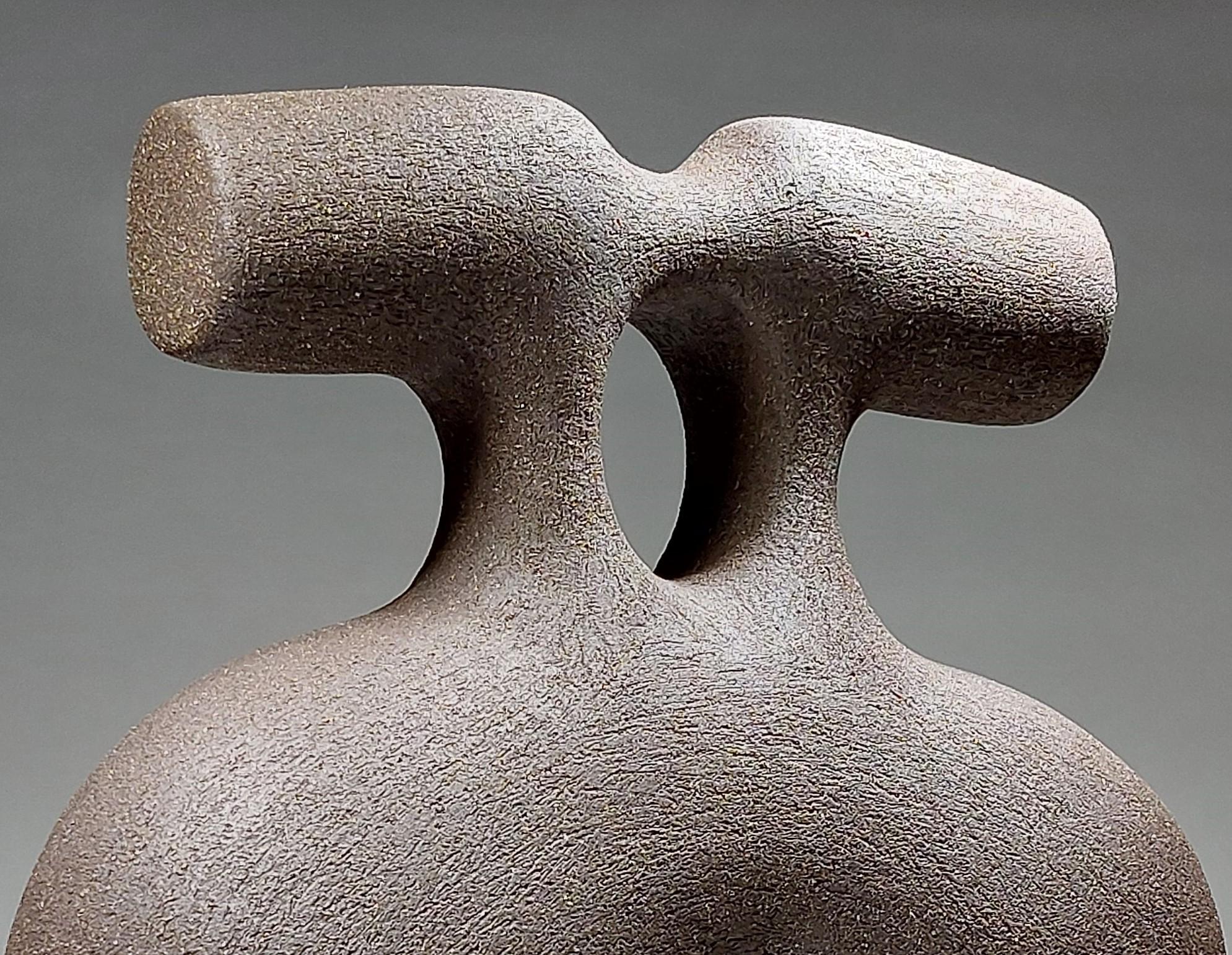 Britannico Il bacio - Scultura in ceramica in gres nero di Rachel Peters, Regno Unito, In magazzino in vendita