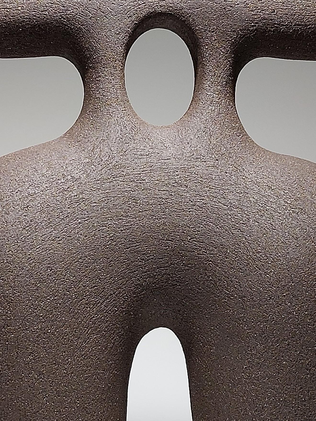 Fatto a mano Il bacio - Scultura in ceramica in gres nero di Rachel Peters, Regno Unito, In magazzino in vendita