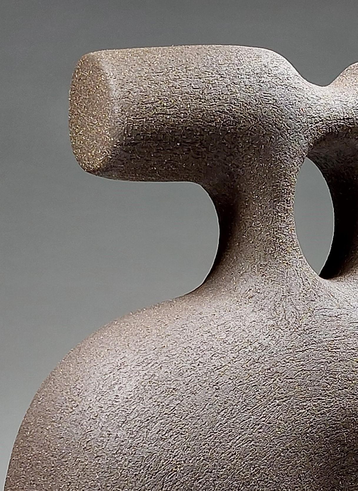 XXI secolo e contemporaneo Il bacio - Scultura in ceramica in gres nero di Rachel Peters, Regno Unito, In magazzino in vendita