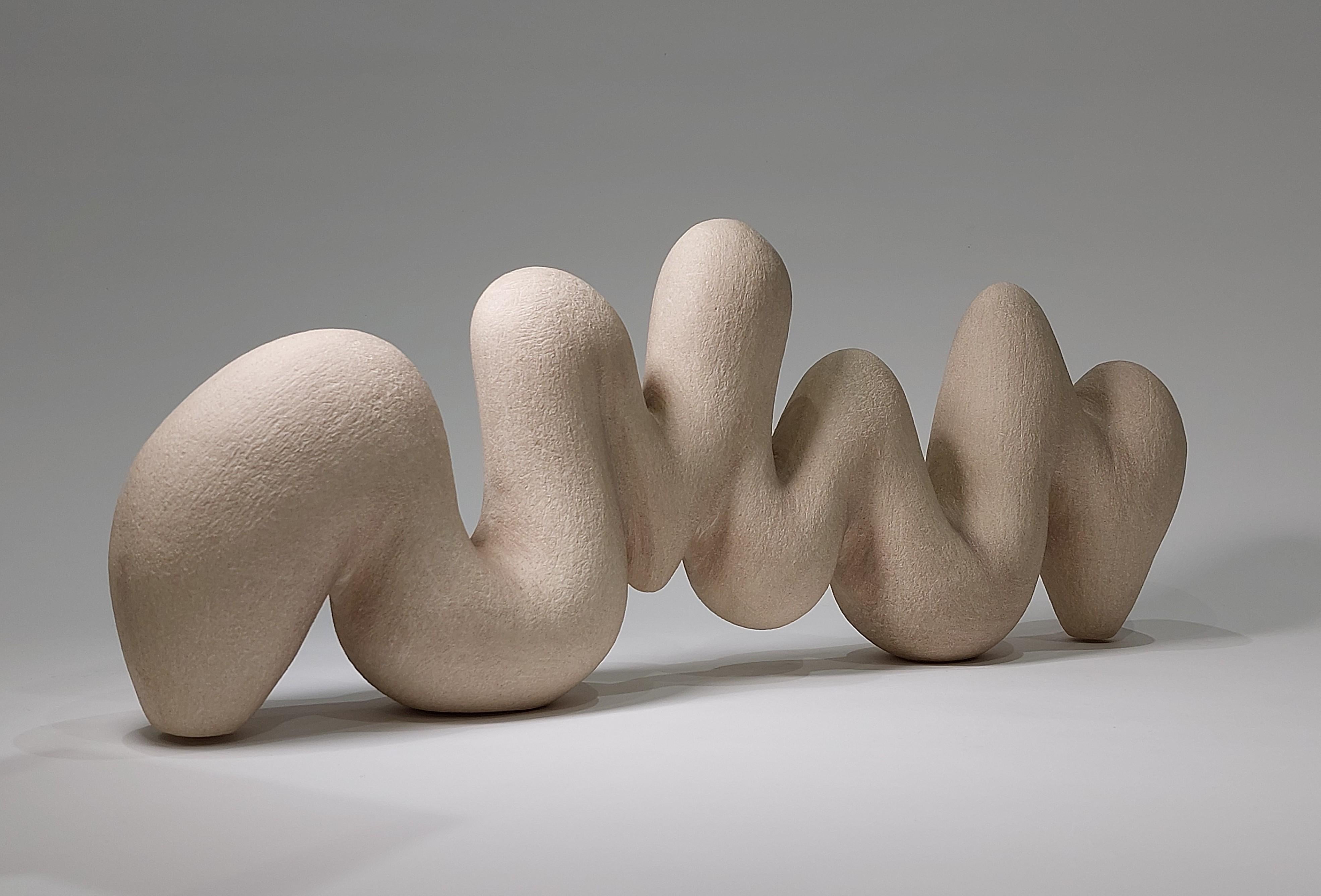 Rhythm Form - Scultura astratta in ceramica bianca di Rachel Peters, Regno Unito, In magazzino

In Rhythm Form, Rachel Peters traduce il movimento in scultura, una sequenza lirica di curve e contorni che pulsano con energia silenziosa. Arrotolata a