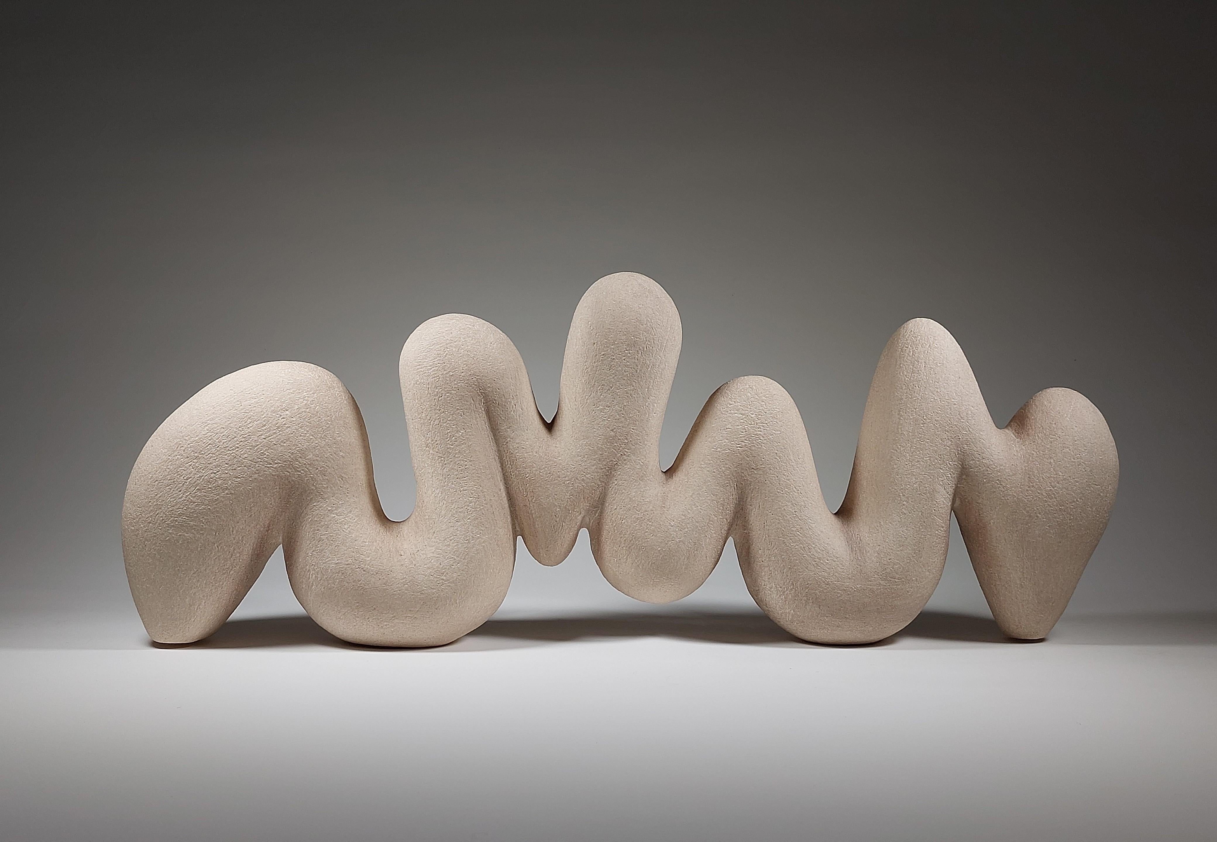 Moderno Rhythm Form - Scultura astratta in ceramica bianca di Rachel Peters, Regno Unito, In magazzino in vendita