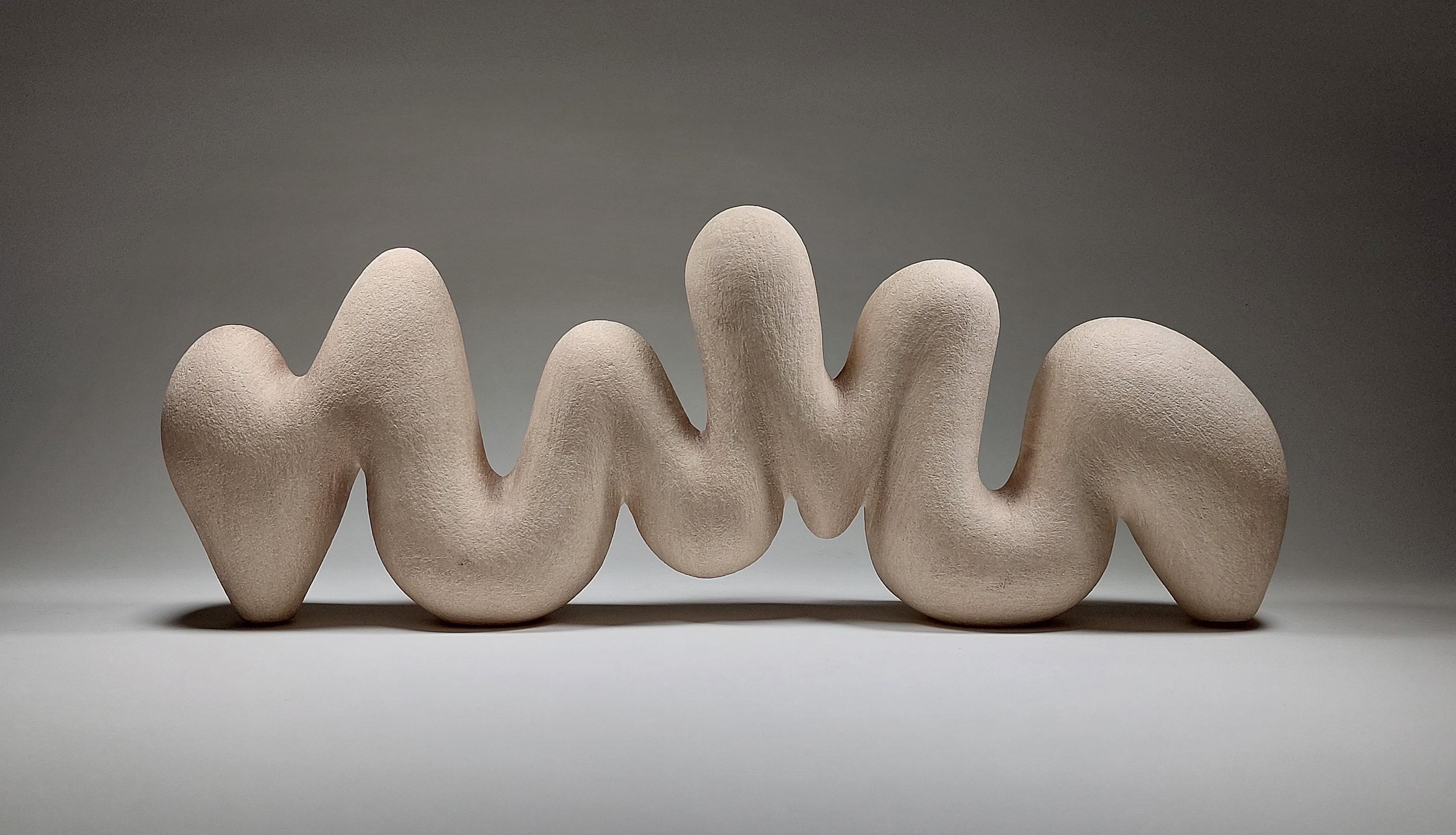 Britannico Rhythm Form - Scultura astratta in ceramica bianca di Rachel Peters, Regno Unito, In magazzino in vendita