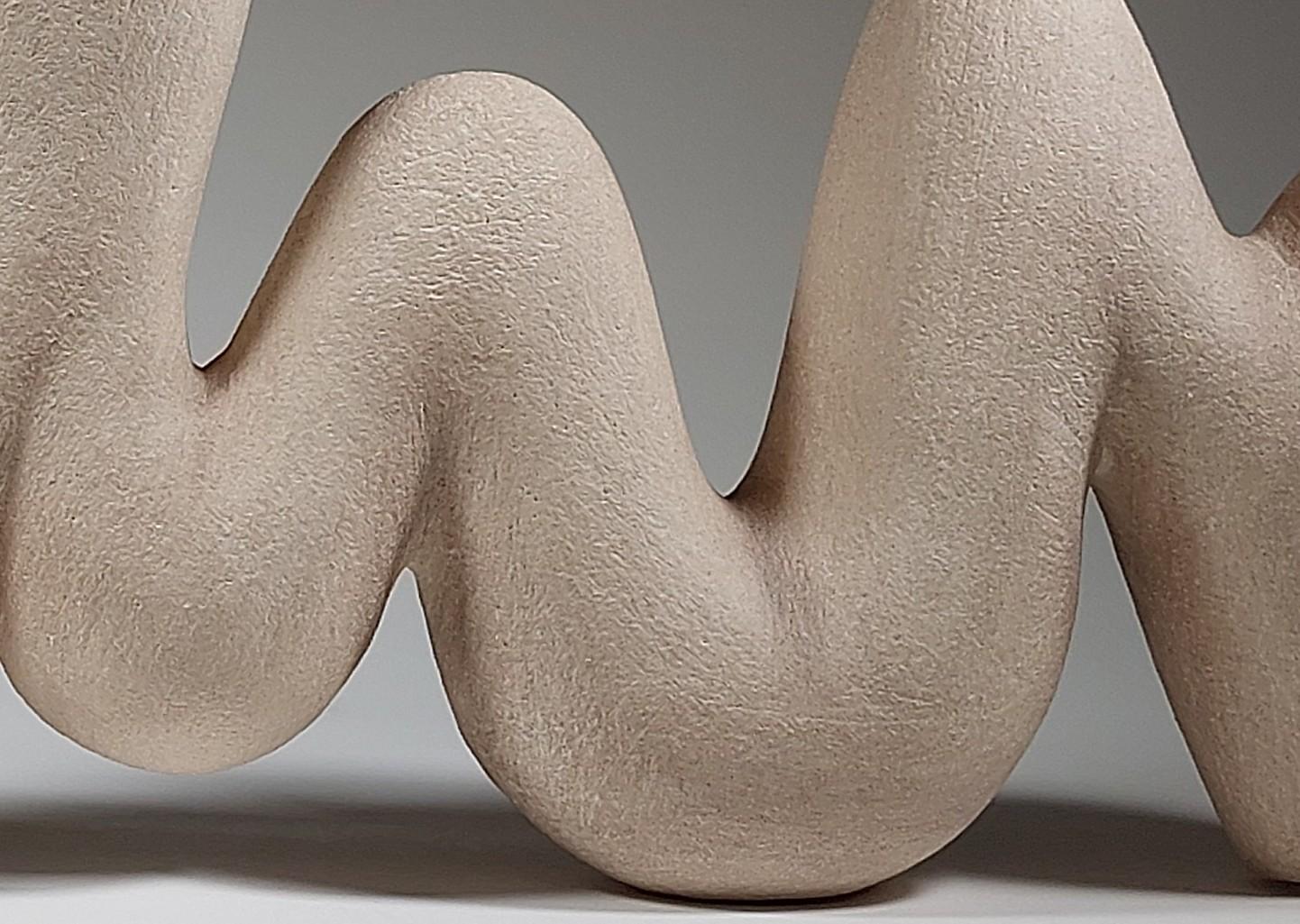 Fatto a mano Rhythm Form - Scultura astratta in ceramica bianca di Rachel Peters, Regno Unito, In magazzino in vendita