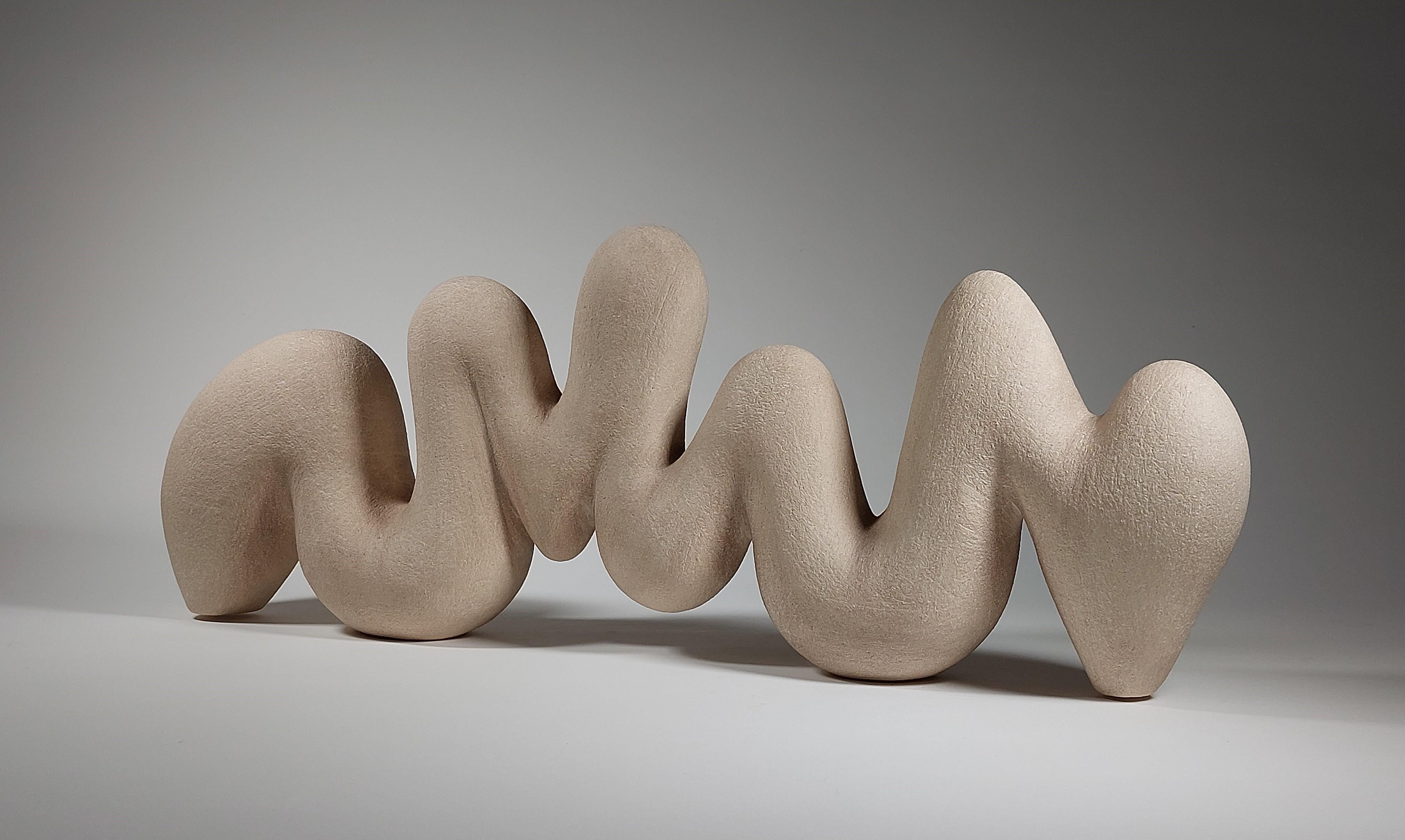 Rhythm Form - Scultura astratta in ceramica bianca di Rachel Peters, Regno Unito, In magazzino In condizioni Nuovo in vendita a Wirral, GB