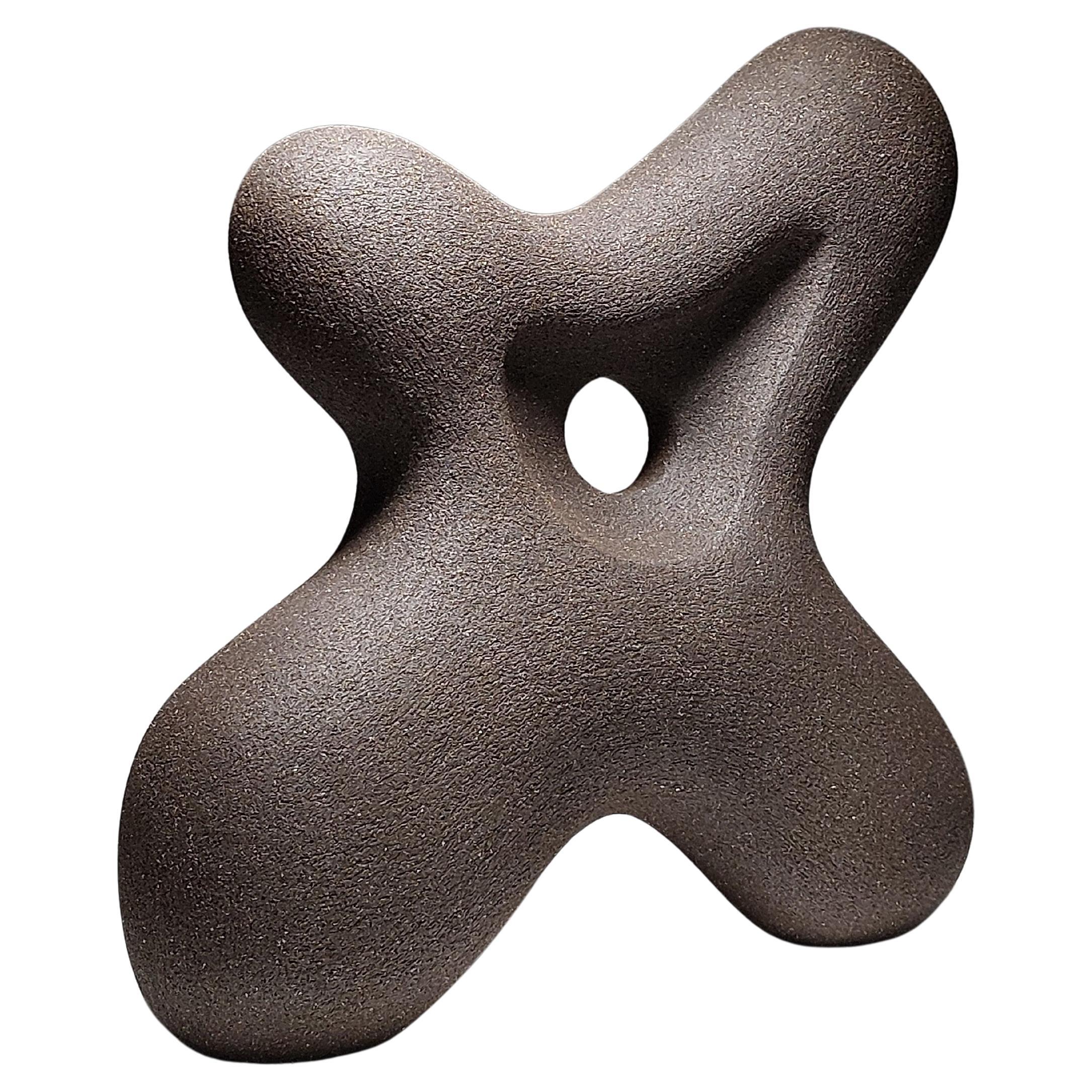 Stance - Scultura astratta in ceramica nera di Rachel Peters, Regno Unito, In magazzino