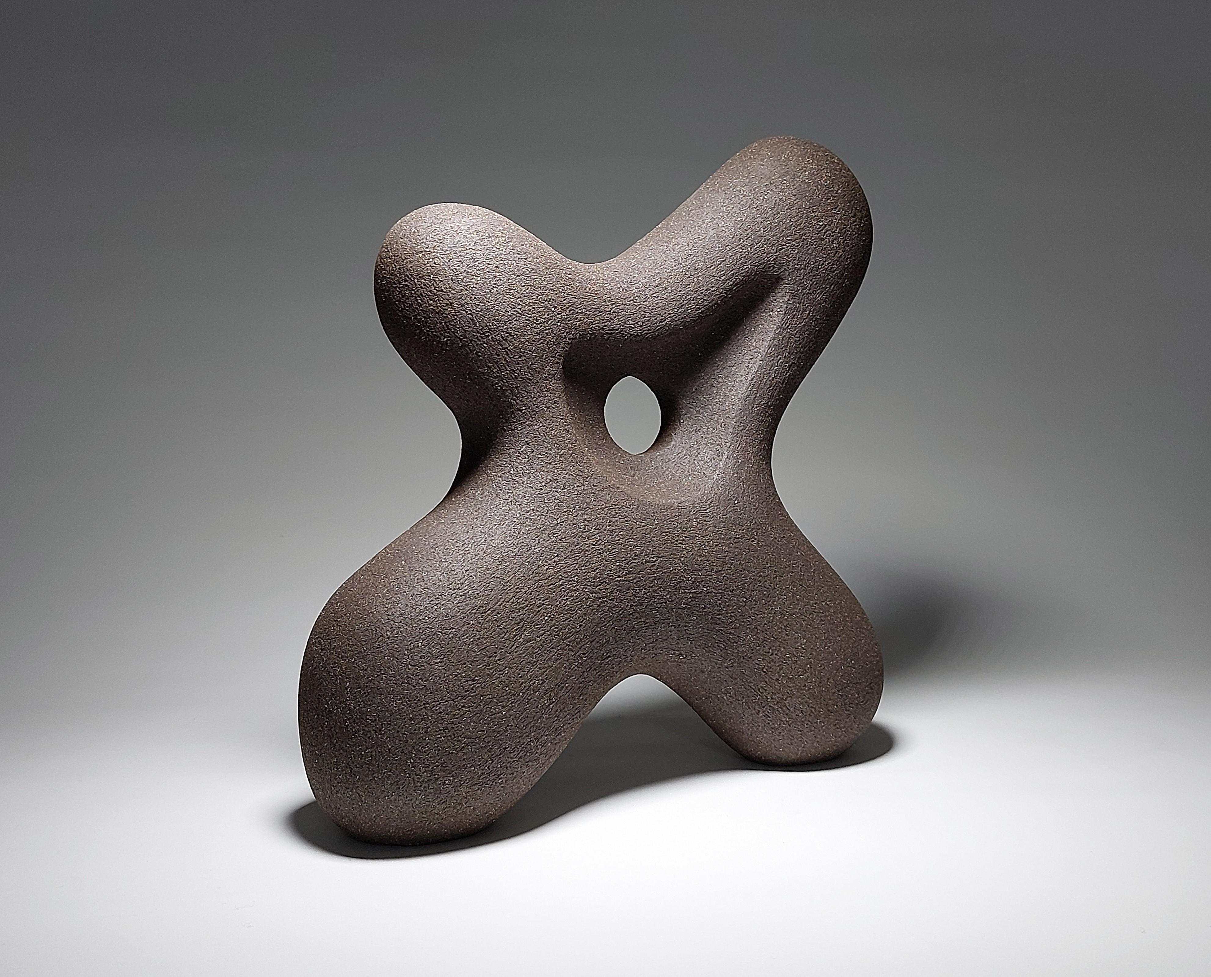 Posizione -  Scultura astratta in ceramica nera realizzata a mano da Rachel Peters,  Regno Unito, In magazzino

In Stance, Rachel Peters esplora la figurazione astratta attraverso il gesto, la presenza e la forza silenziosa. Arrotolata a mano in