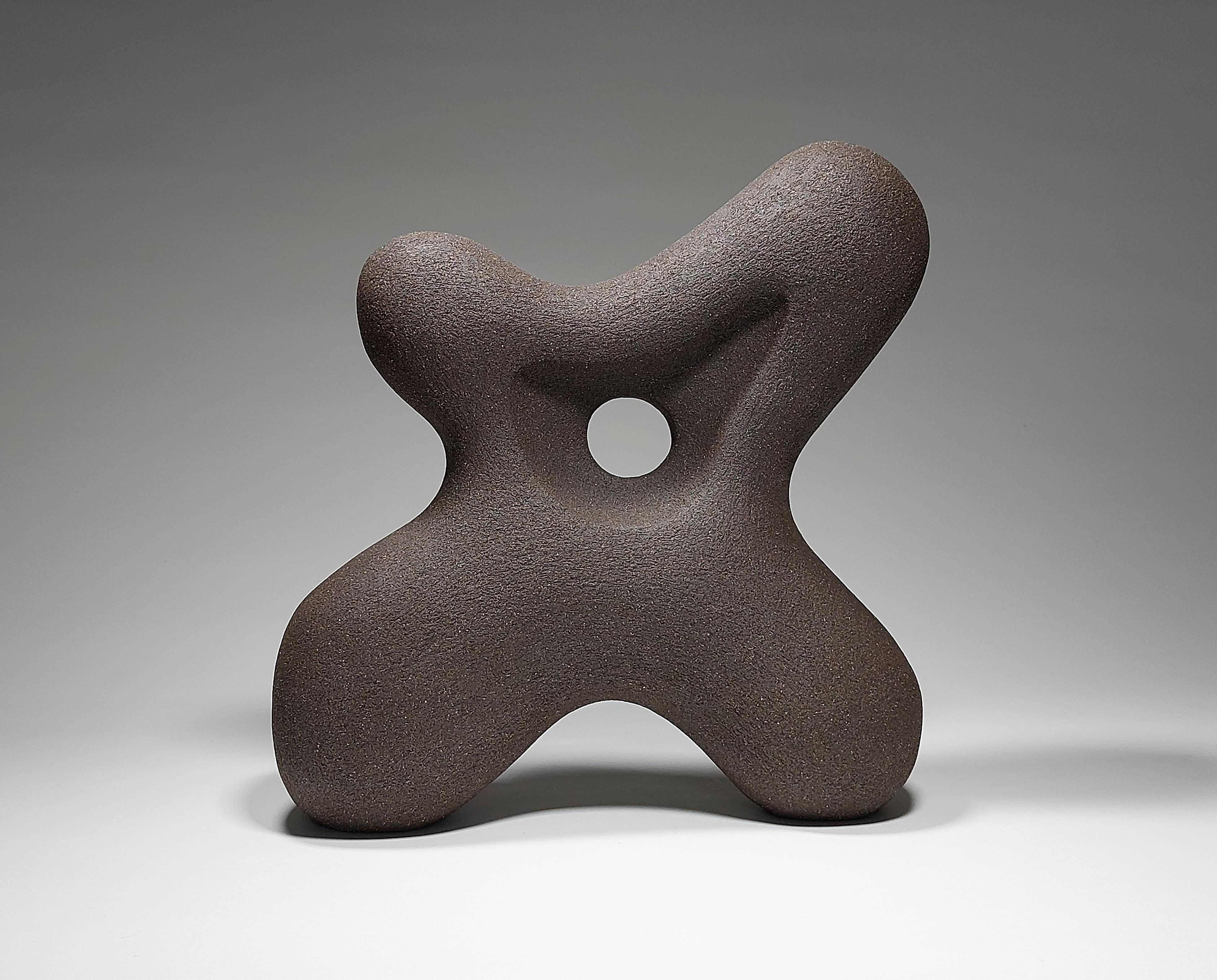 Moderno Stance - Scultura astratta in ceramica nera di Rachel Peters, Regno Unito, In magazzino in vendita