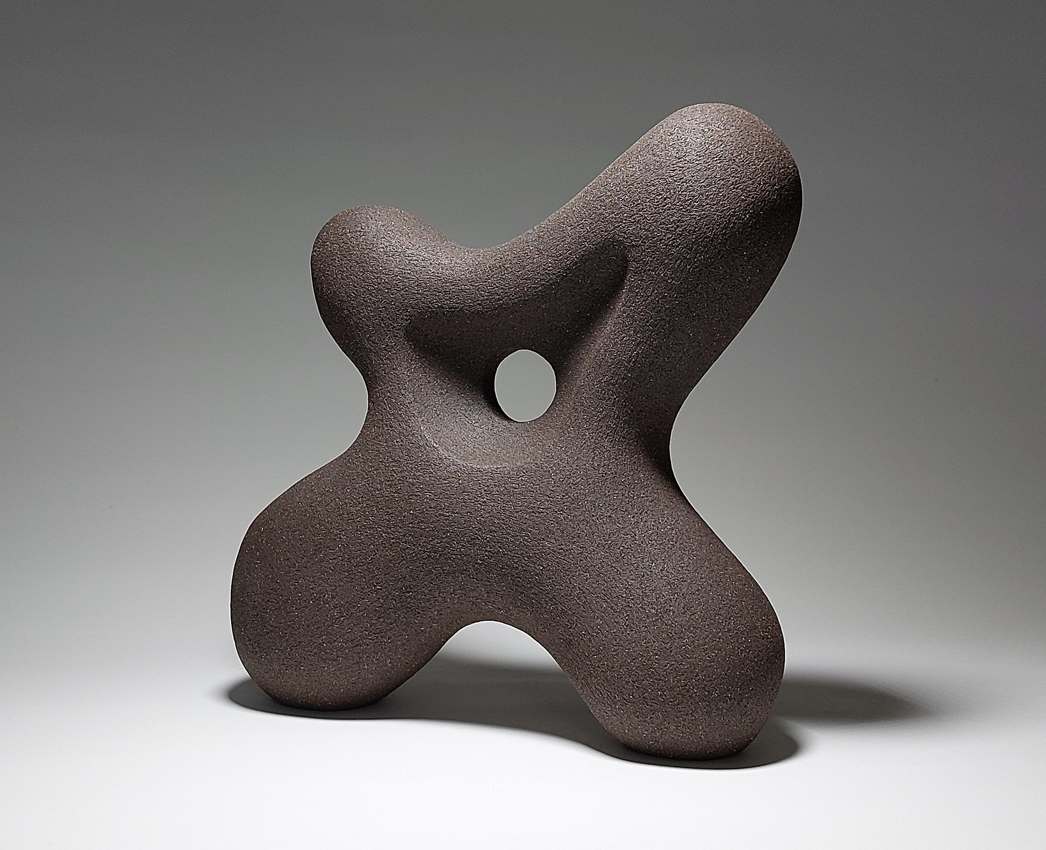 Britannico Stance - Scultura astratta in ceramica nera di Rachel Peters, Regno Unito, In magazzino in vendita
