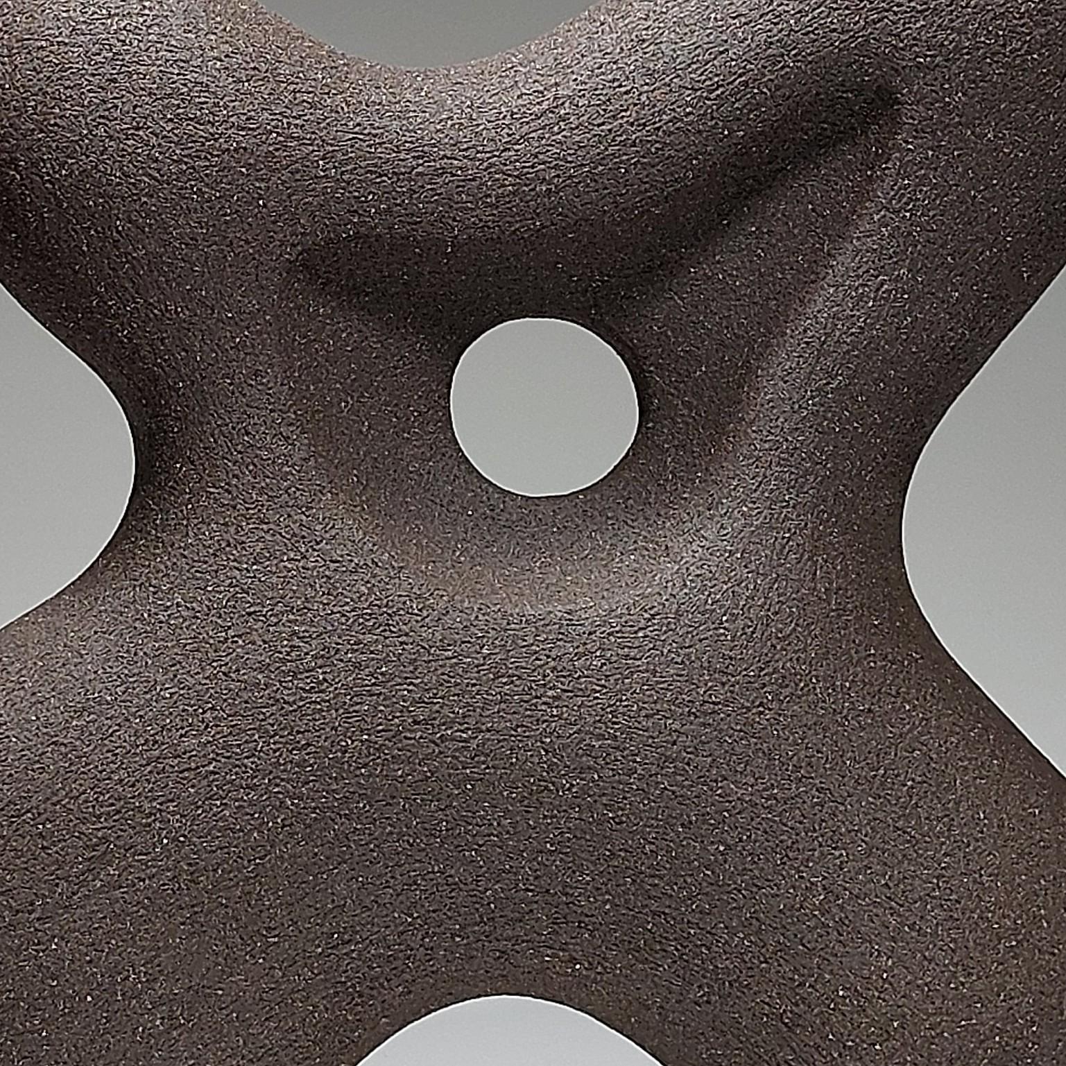 Fatto a mano Stance - Scultura astratta in ceramica nera di Rachel Peters, Regno Unito, In magazzino in vendita