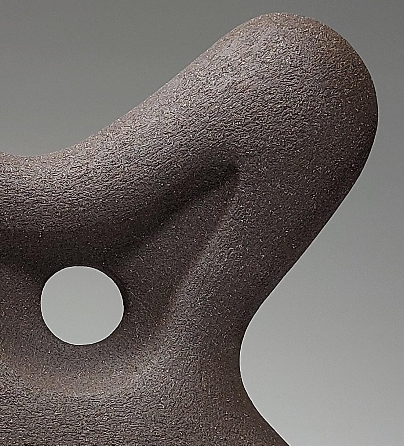 Stance - Scultura astratta in ceramica nera di Rachel Peters, Regno Unito, In magazzino In condizioni Nuovo in vendita a Wirral, GB
