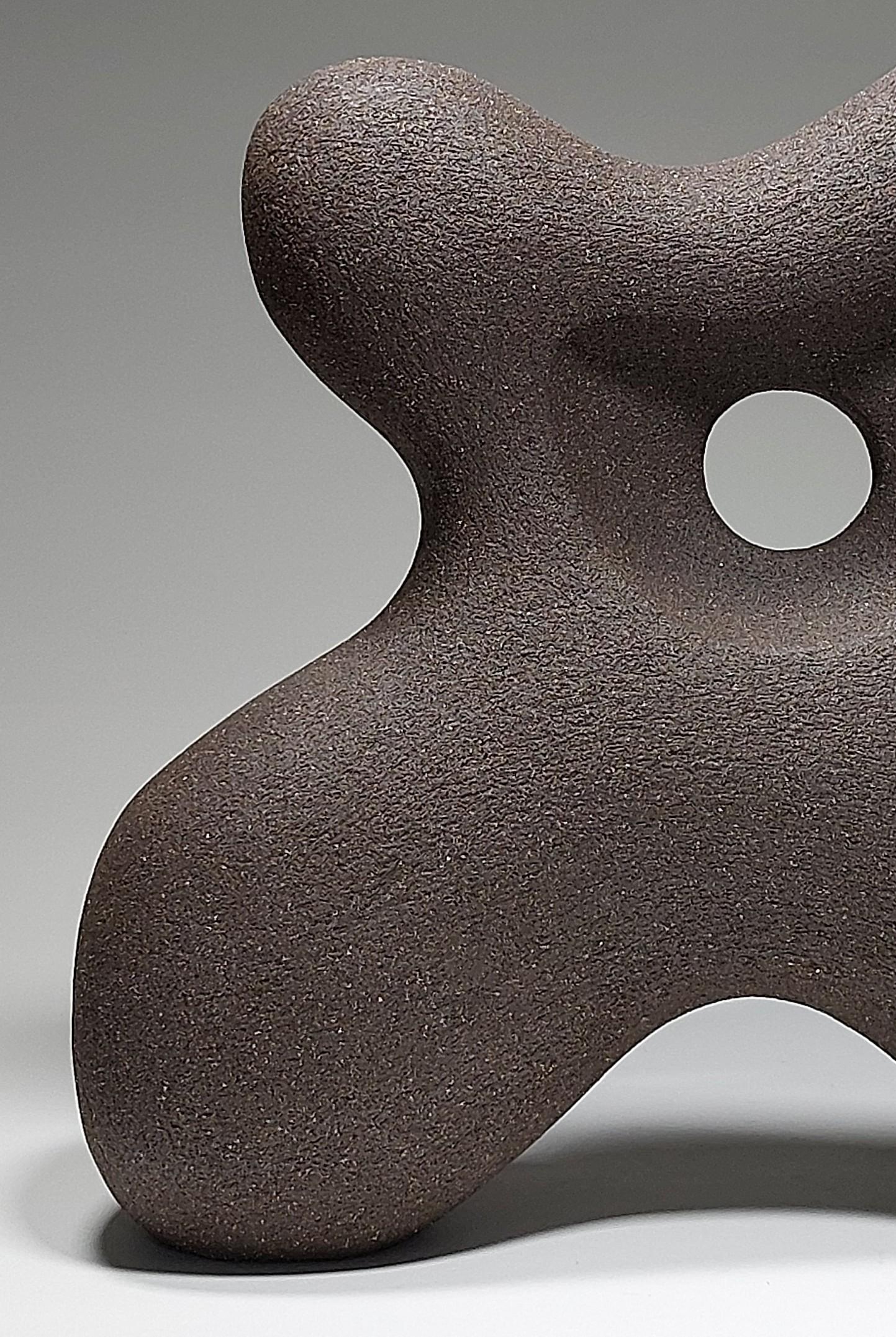 XXI secolo e contemporaneo Stance - Scultura astratta in ceramica nera di Rachel Peters, Regno Unito, In magazzino in vendita