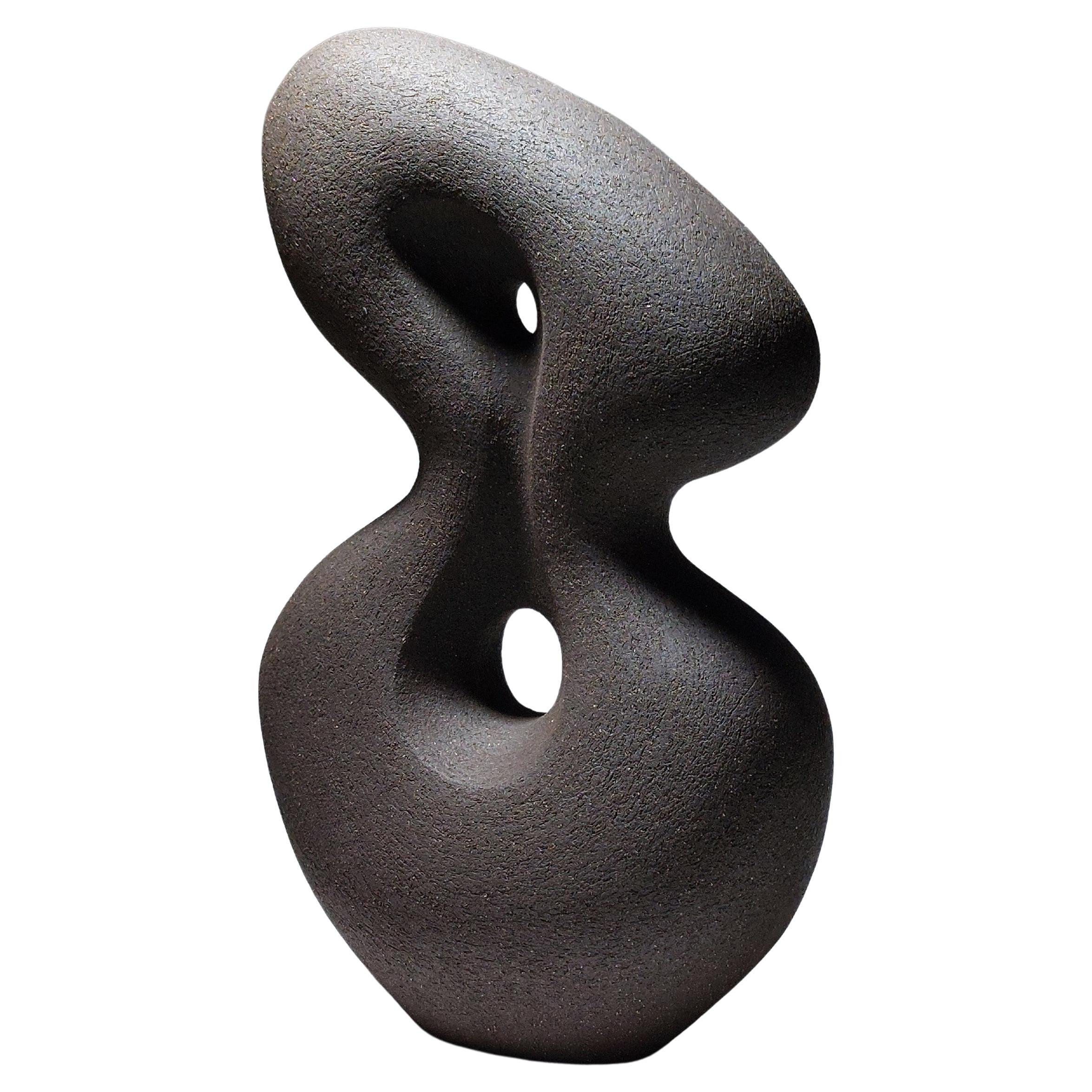 Poise - Scultura astratta in ceramica nera di Rachel Peters, Regno Unito, Non smaltata In magazzino in vendita
