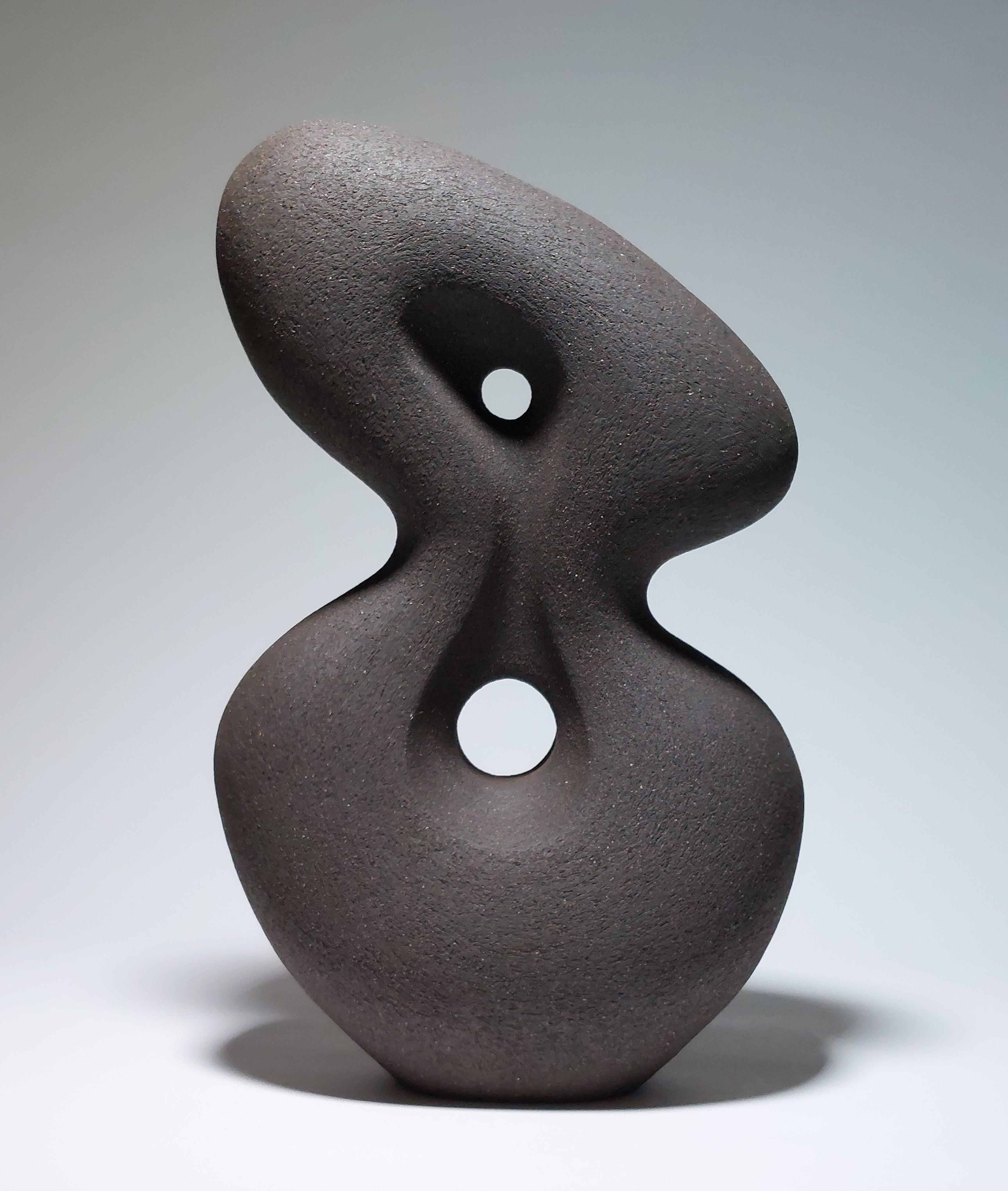 Moderno Poise - Scultura astratta in ceramica nera di Rachel Peters, Regno Unito, Non smaltata In magazzino in vendita