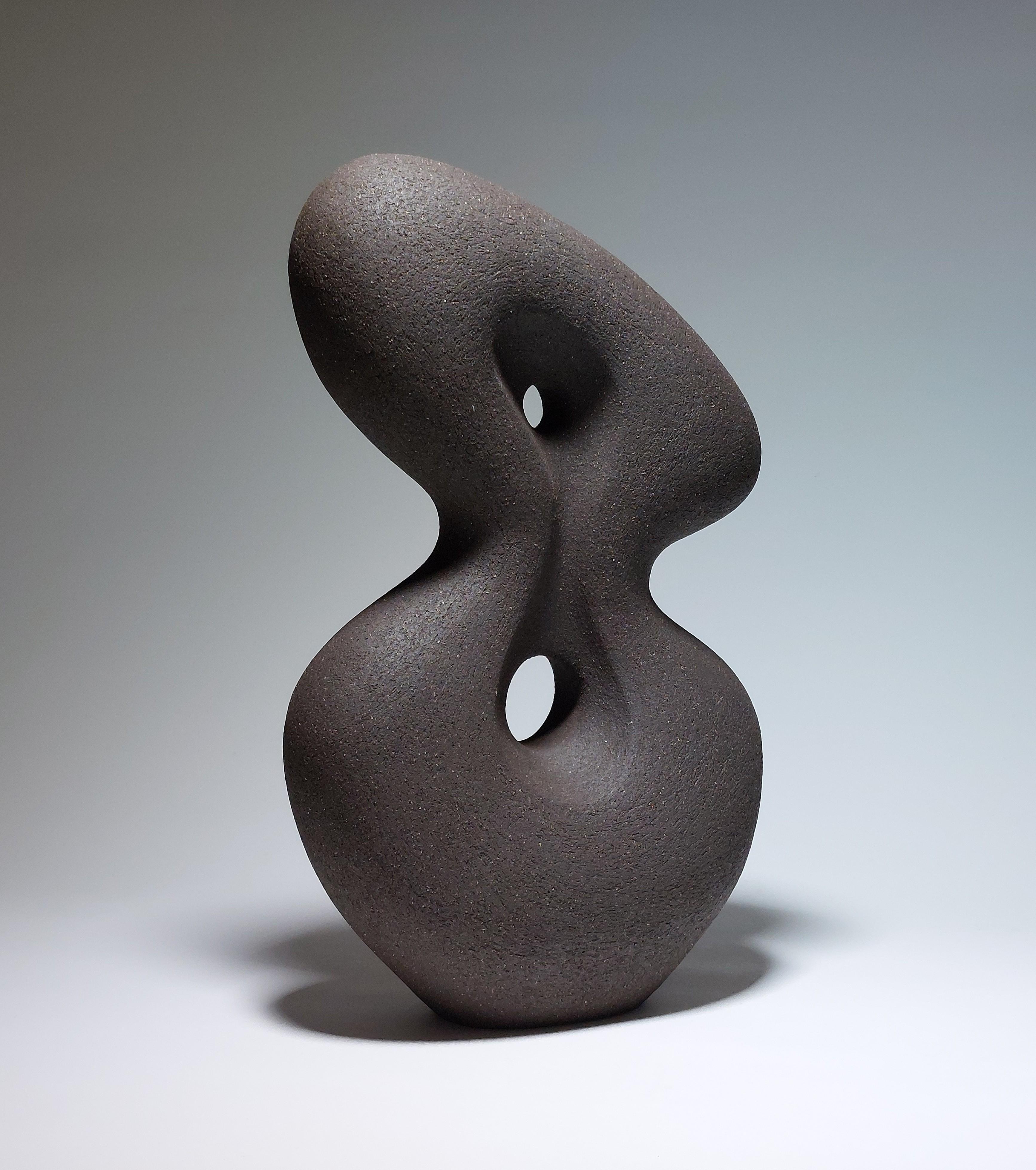 Britannico Poise - Scultura astratta in ceramica nera di Rachel Peters, Regno Unito, Non smaltata In magazzino in vendita