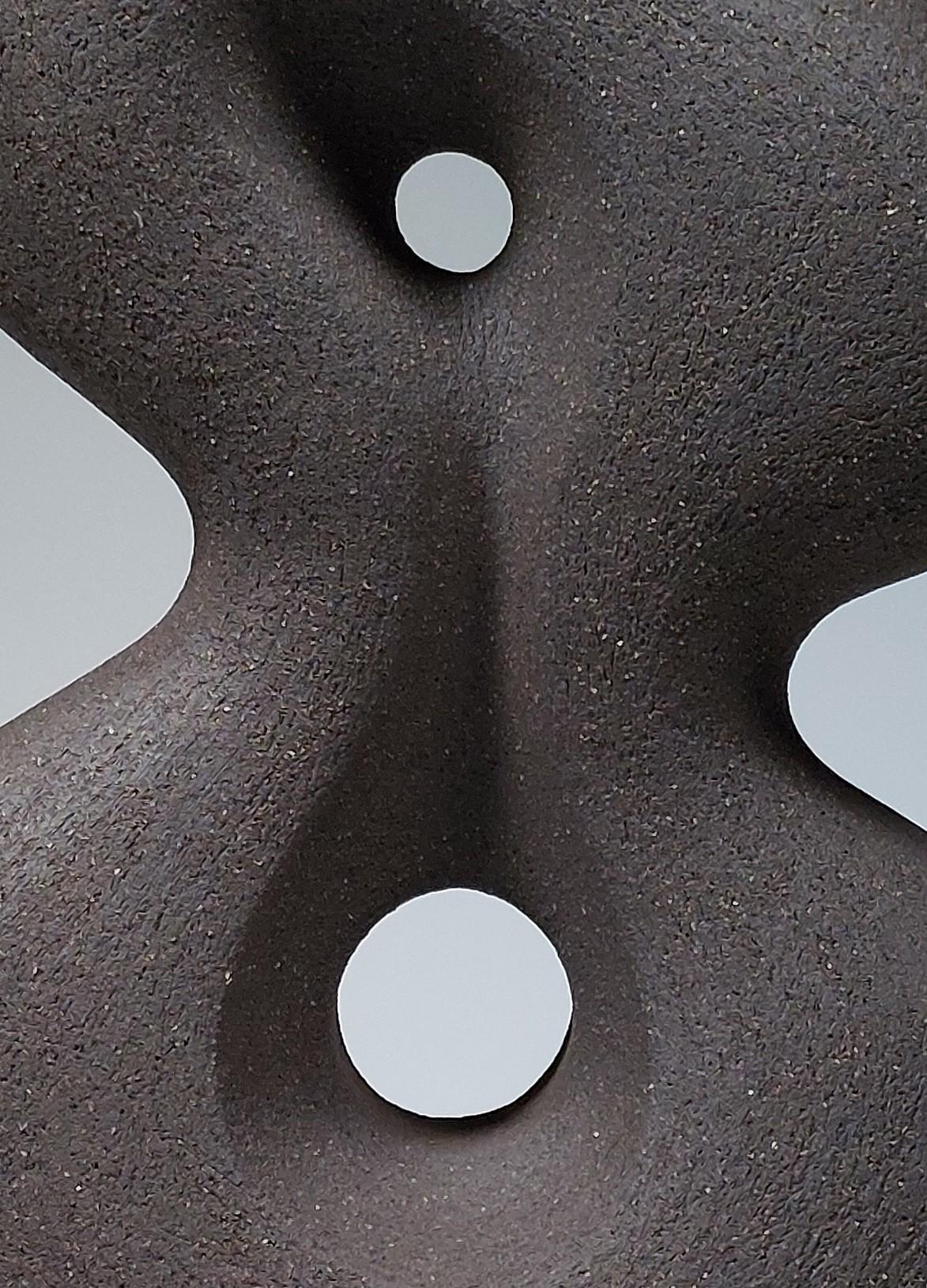 Fatto a mano Poise - Scultura astratta in ceramica nera di Rachel Peters, Regno Unito, Non smaltata In magazzino in vendita