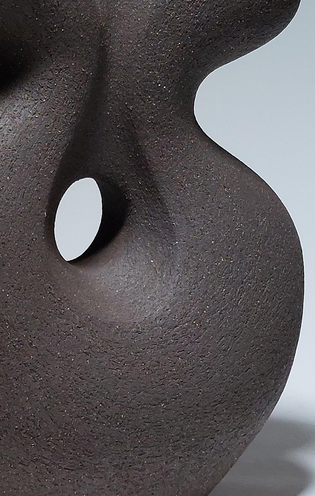 Poise - Scultura astratta in ceramica nera di Rachel Peters, Regno Unito, Non smaltata In magazzino In condizioni Nuovo in vendita a Wirral, GB