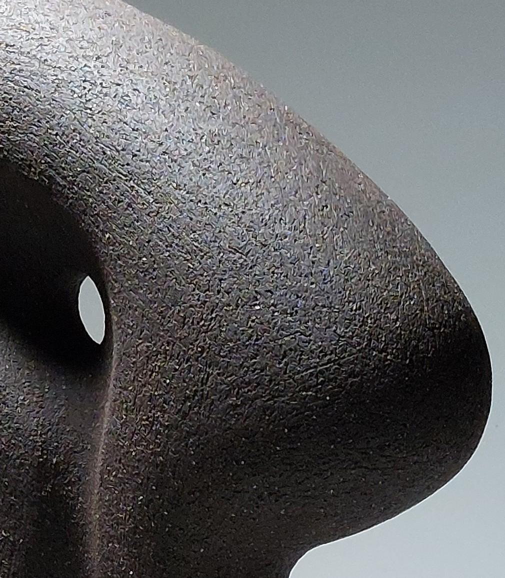 XXI secolo e contemporaneo Poise - Scultura astratta in ceramica nera di Rachel Peters, Regno Unito, Non smaltata In magazzino in vendita