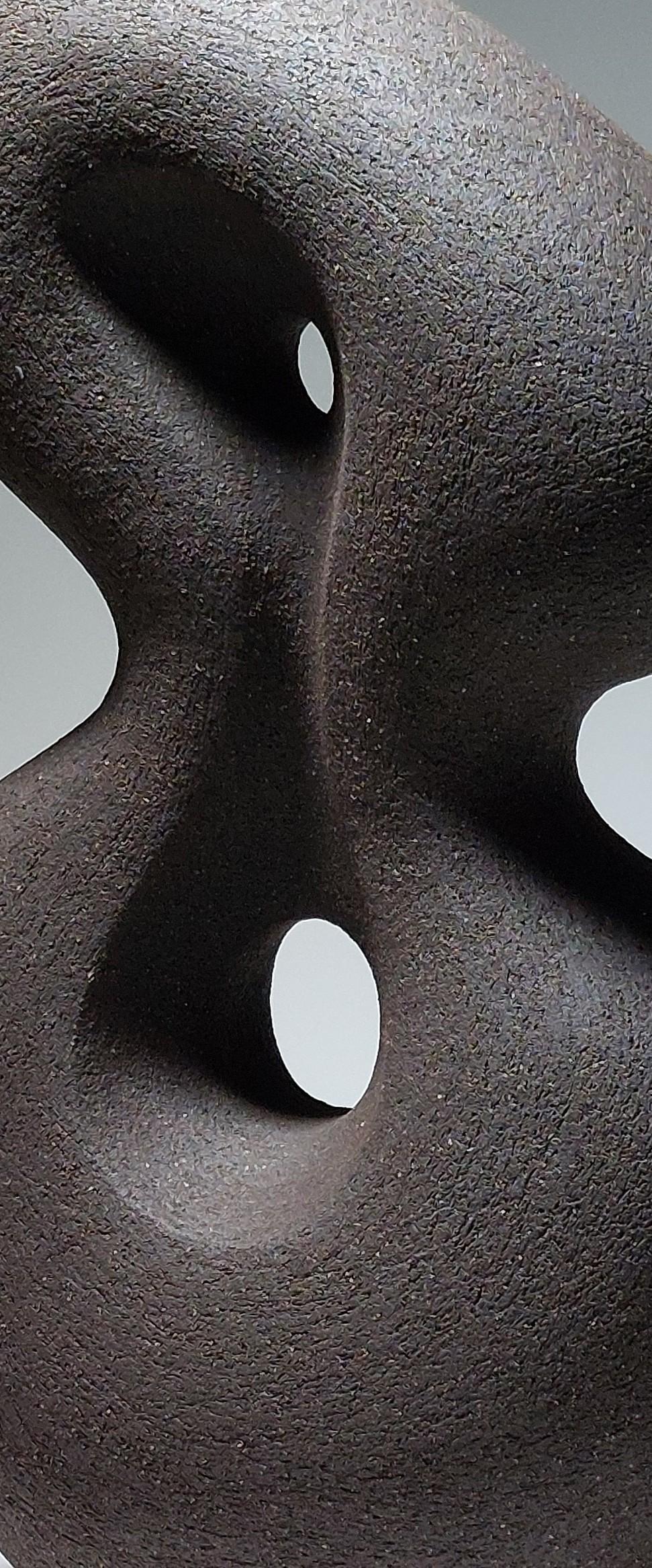 Ceramica Poise - Scultura astratta in ceramica nera di Rachel Peters, Regno Unito, Non smaltata In magazzino in vendita